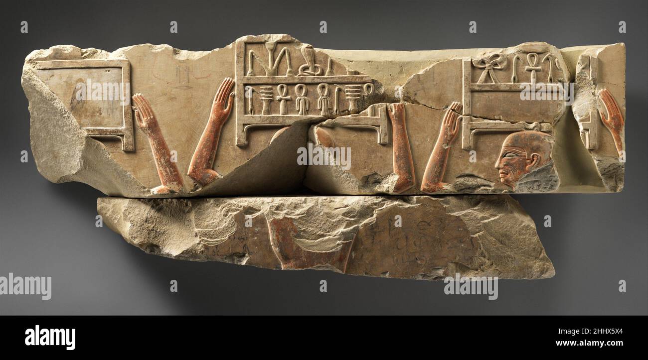 Erleichterung des Angebots von Trägern mit Kisten ca. 2051–2030 v. Chr. Truhen aus dem Mittleren Königreich mit Leinenkleidung spielten eine herausragende Rolle bei den Festen zu Ehren von Hathor. Die Anwesenheit dieser Fragmente in der Dekoration von Neferus Grab deutet höchstwahrscheinlich auf ihre Pflichten als Priesterin dieser Göttin hin.Weitere Reliefs aus dem Grab Neferus finden Sie unter 26,3.353* und 31,3.1. Erleichterung des Angebots von Trägern, die Kisten tragen 552055 Stockfoto