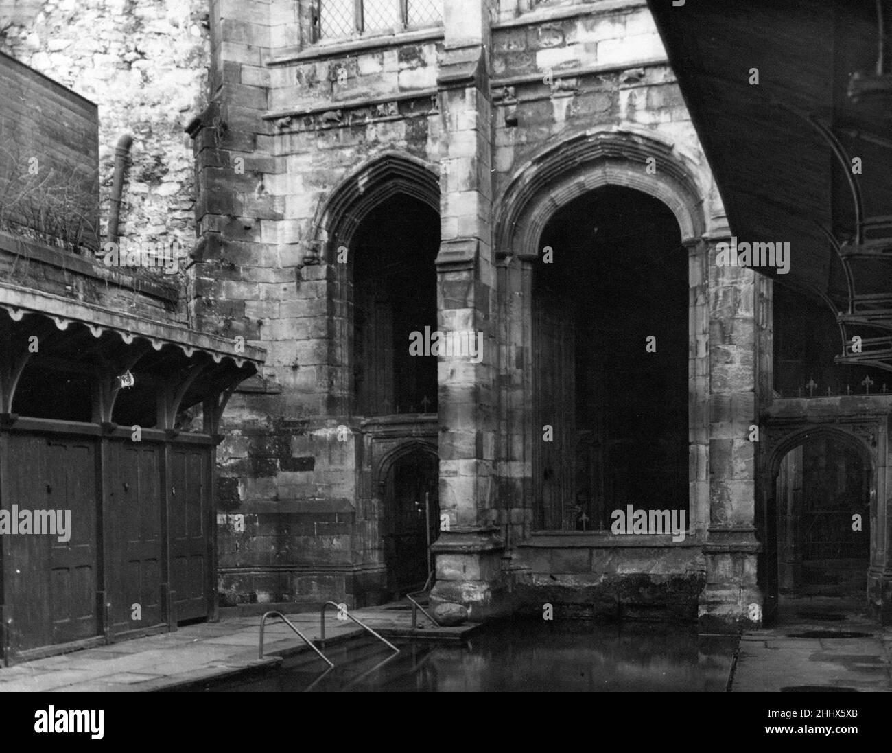 St. Winefride's Well Shrine in Holywell, Flintshire, Wales, 15th. Dezember 1949. Unser Bild zeigt ... Badekabinen und ein großes Bad für Pilger zum Eintauchen. Auch bekannt als Winifred's Well, behauptet es, der älteste ständig besuchte Wallfahrtsort in Großbritannien zu sein (über 1300 Jahre) und ist ein denkmalgeschütztes Gebäude der Klasse I. Pilger haben den Brunnen von St. Winefride im Laufe der Geschichte besucht, um Heilung zu suchen. Stockfoto