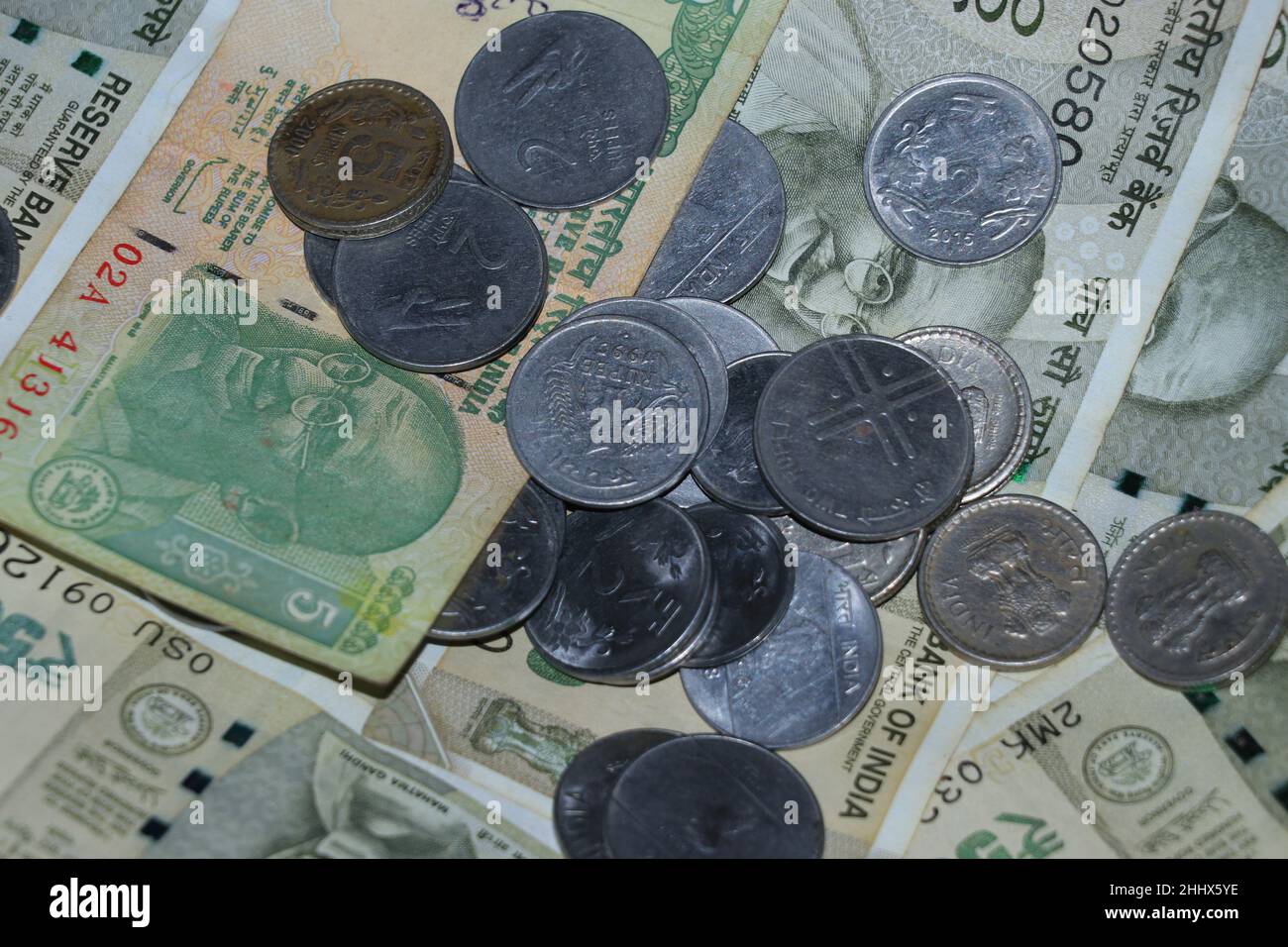 indische neue Währung mit Münzen. Stockfoto