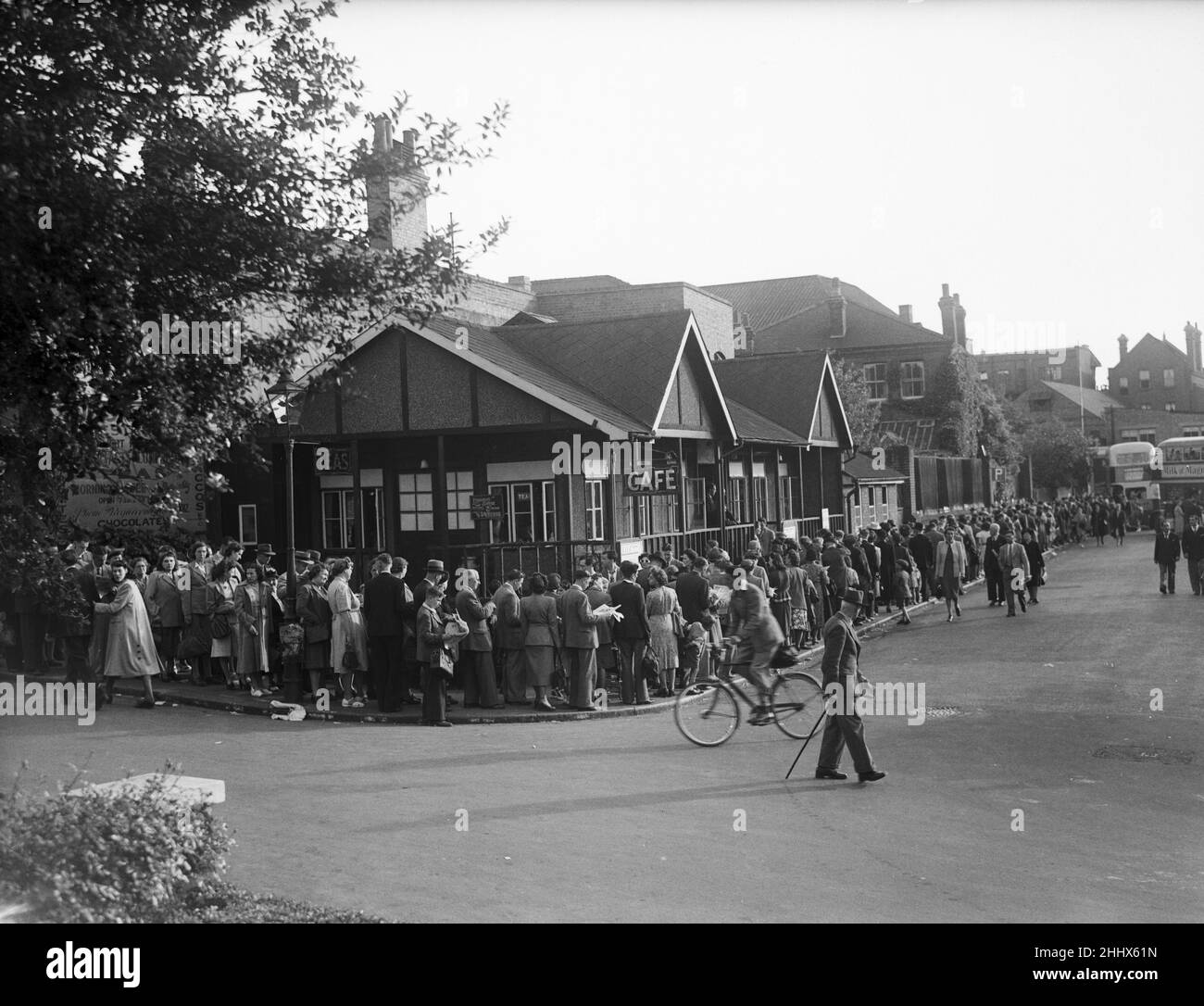 Leute, die in der Wakefield Road, Richmond, London für Busse Schlange stehen. 6th. Juni 1949. Stockfoto