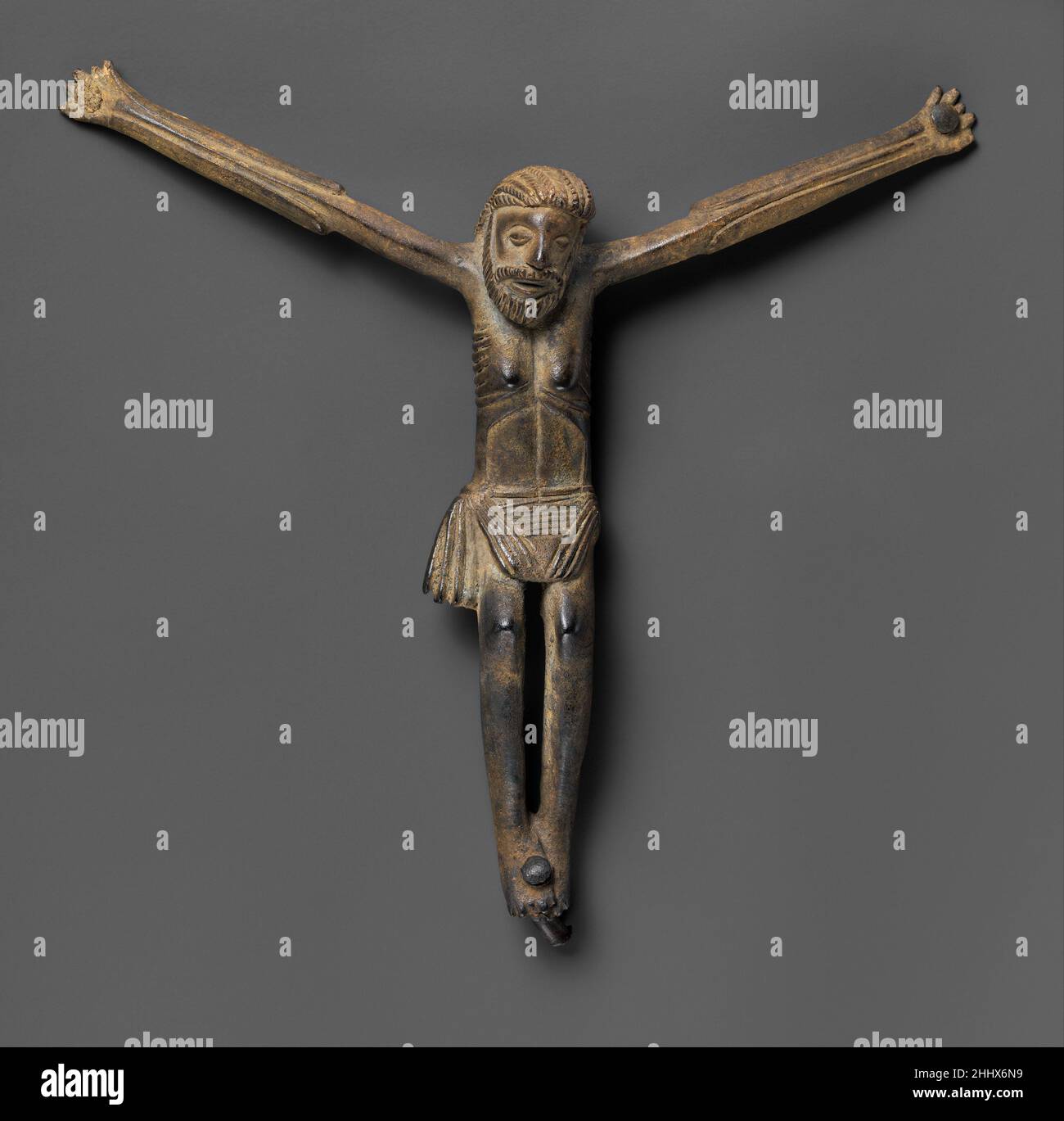Christ 18th–19th Jahrhundert Kongo-Völker; Königreich Kongo-Künstler studierten sorgfältig europäische hingebungsvolle Artefakte und stilisierten bestimmte Merkmale in ihren eigenen Interpretationen. In dieser Figur, gegossen, um an einem Holzkreuz befestigt zu werden, wurde die Länge der Arme dramatisch betont und dem Kopf und der Umhüllung Aufmerksamkeit gewidmet. Tief eingeschnittene parallele Linien definieren den Bart, den Schnurrbart und das geflochtene Haar. Christus 318326 Stockfoto