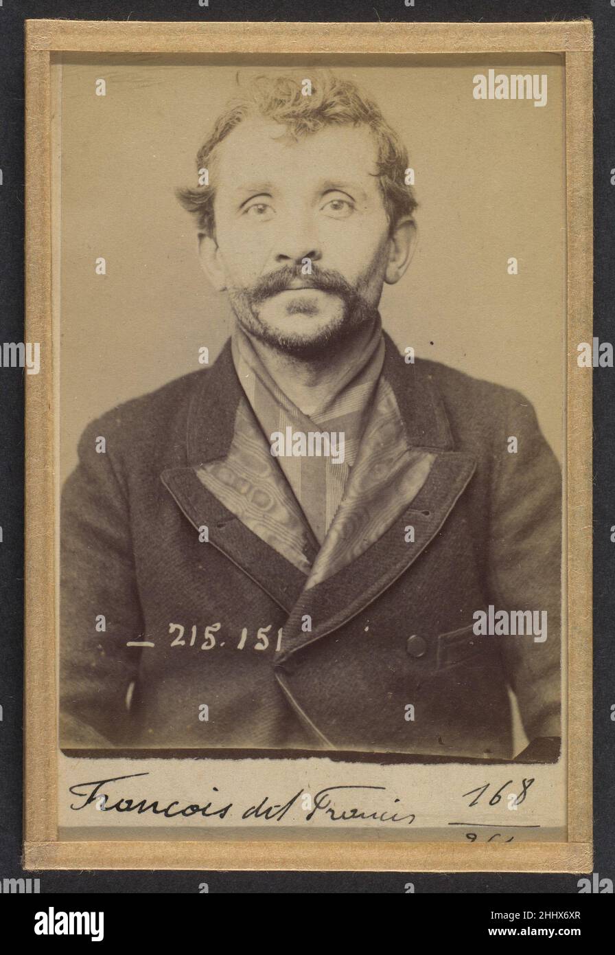 François dit Francis. 38 ans, né le 3/12/55 à Reims (Marne). Ébéniste. Anarchiste. 5/3/94. 1894 Alphonse Bertillon Bertillon, geboren in einer angesehenen Familie von Wissenschaftlern und Statistikern, begann seine Karriere als Angestellter des Identifikationsbüros der Pariser Präfektur der Polizei im Jahr 1879. Mit der Pflege zuverlässiger polizeilicher Aufzeichnungen von Straftätern beauftragt, entwickelte er das erste moderne System der kriminellen Identifizierung. Das System, das unter dem Namen Bertillonage bekannt wurde, hatte drei Komponenten: Anthropometrische Messung, präzise verbale Beschreibung der körperlichen Eigenschaften des Gefangenen und Standardi Stockfoto