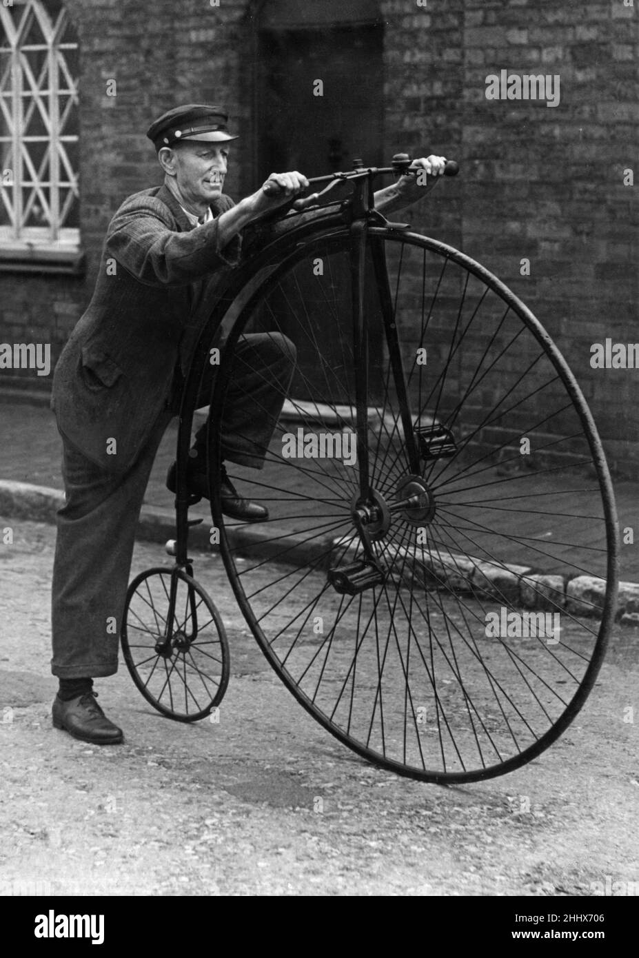 Hausierer Palmer mit seinem Penny-Farthing-Fahrrad nach 55 Jahren noch in perfektem Laufbetrieb. 9th. September 1948 Stockfoto