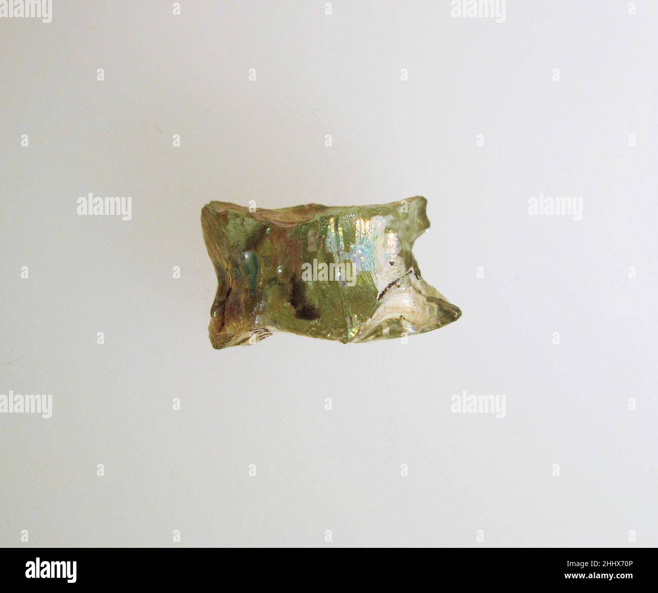 Glas astragal (Knöchelknochen) 3rd–2nd Jahrhundert v.Chr. Griechisch lichtdurchlässig hellblaugrün, geformt wie der Knöchel eines Schafes oder einer Ziege. Fest mit Schimmelnaht an den Seiten und einem Ende.Teil eines Endes gebrochen und fehlt; Lochfraß, Abstumpfen und schillernde Verwitterung.in der Antike wurde eines der beliebtesten Glücksspielspiele mit Astragaloi, Knöchelknochen von Schafen und Ziegen gespielt. Sie könnten wie Würfel oder wie Buben verwendet werden, in die Luft geworfen und auf dem Handrücken gefangen werden. Knucklebones wurden in Gräbern gefunden, in denen sie bestimmt gewesen sein müssen, um den Verstorbenen zu helfen, während sie endlose Zeit weg waren. Glas astr Stockfoto