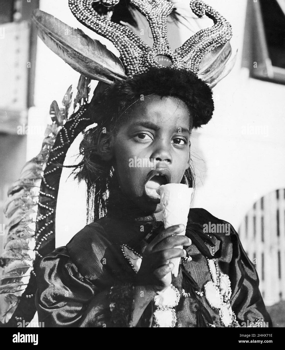 Kinderkarneval im Hafen von Spanien, Trinidad. Eine der einheimischen Kinder, die hier in schickem Kleid gesehen wurde und ihr Eiscornet genoss. Februar 1947 Stockfoto