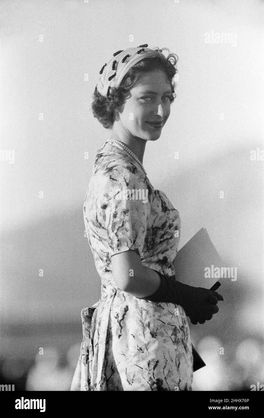 Prinzessin Margaret besucht Militärparade im Up-Park Camp, Jamaika, bei der ihre Königliche Hoheit das Jamaika-Regiment inspizierte und am Montag, 12th. Februar 1955, den Gruß beim Trooping der Farbe nahm. Stockfoto