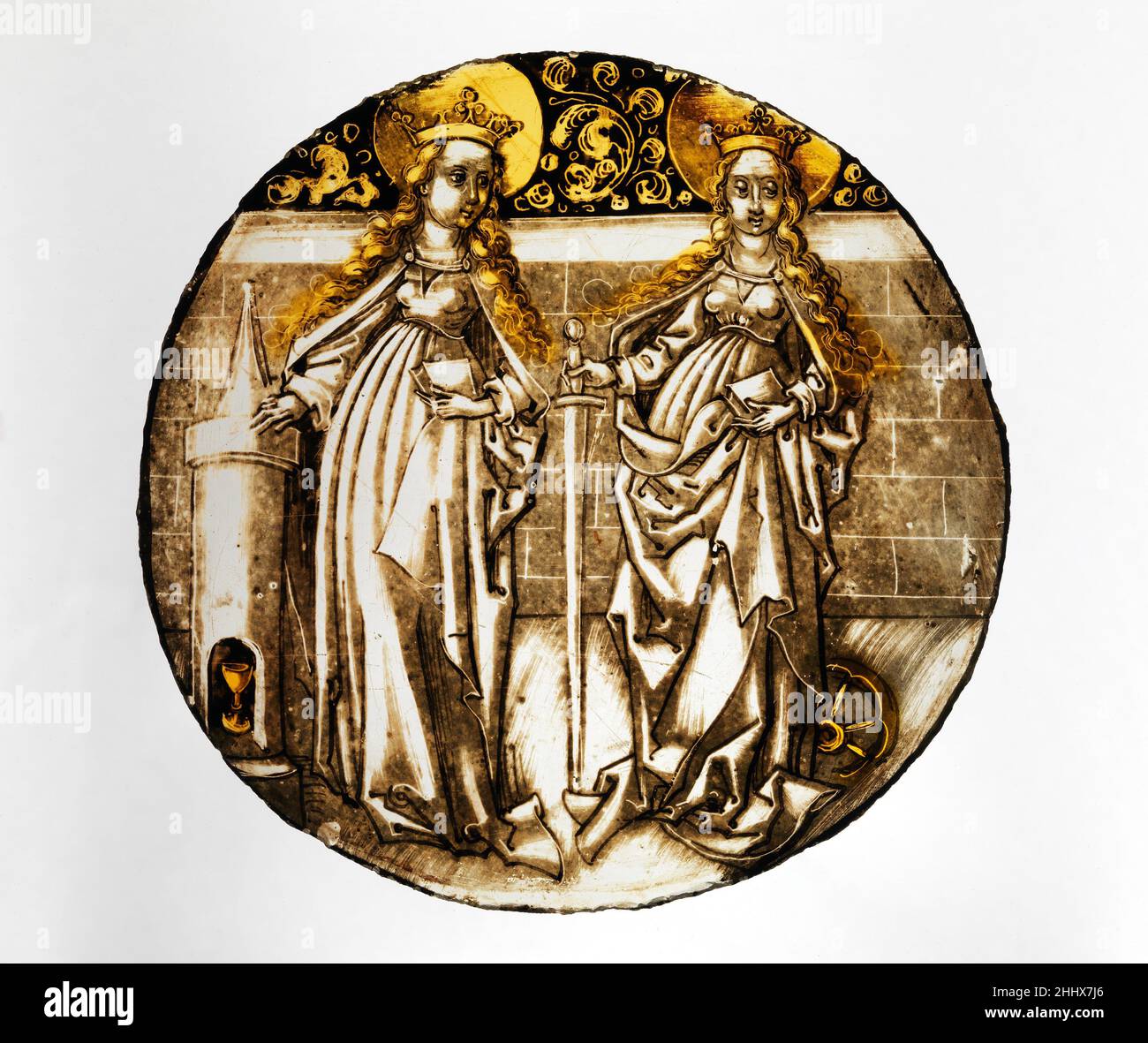 Runde mit den Heiligen Barbara und Catherine Ca. 1500–1510 Deutsch der Künstler, der diesen Rundel malte, wahrscheinlich aus Schwaben im Südwesten Deutschlands, verfügte über eine sichere Beherrschung mehrerer Techniken, darunter Pinselarbeiten, Stylus- und Stockarbeiten, Dachsbürsten und andere reduktive Mittel zur Texturierung von unbefeuerten Matten sowie von Silberflecken. Eine weitere Runde von genau der gleichen Größe und dem gleichen Thema befindet sich jetzt im Bayerischen Nationalmuseum, München. Wenn ein Skalenbild mit dem anderen überlagert wird, entsprechen die Konturen genau dem, was darauf hinweist, dass beide mit demselben Design ausgeführt wurden. Der einzige Unterschied war Stockfoto