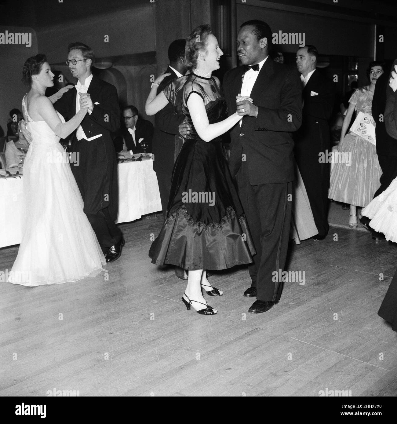 Seretse Khama und seine Frau Ruth Williams Khama beim Weihnachts-Charity-Ball der National Spastics Society. Grosvenor House, London. 28th. November 1955. Stockfoto
