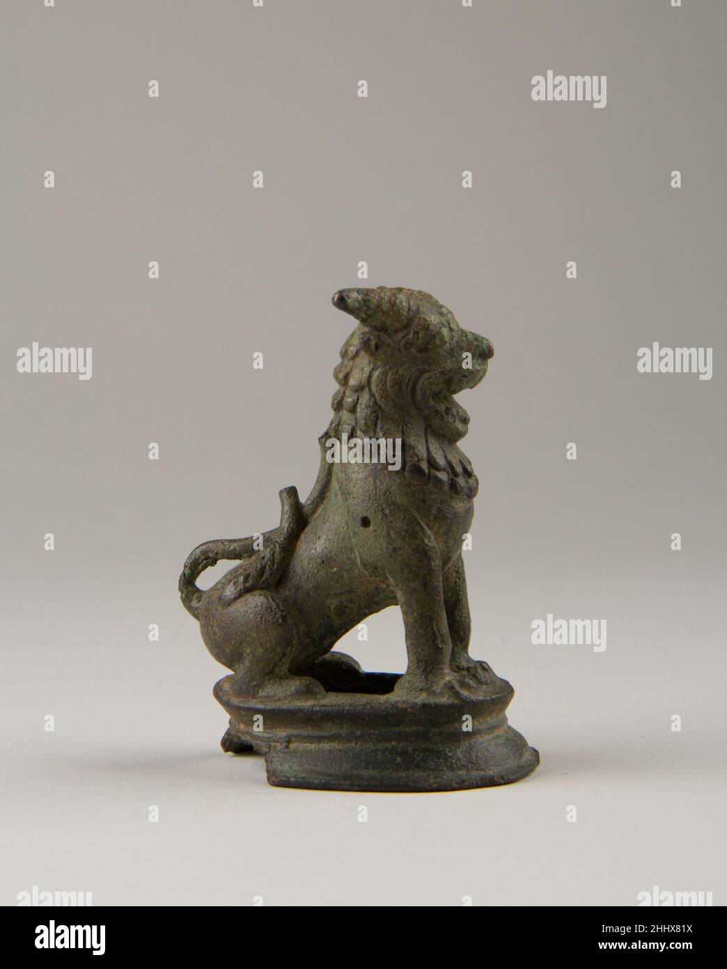 Gehörnter Löwe (Vyala) ca. Indien des 8th. Jahrhunderts (Tamil Nadu). Gehörnter Löwe (Vyala). Indien (Tamil Nadu), ca. 8th Jahrhundert. Bronze. Pallava-Zeit. Skulptur Stockfoto