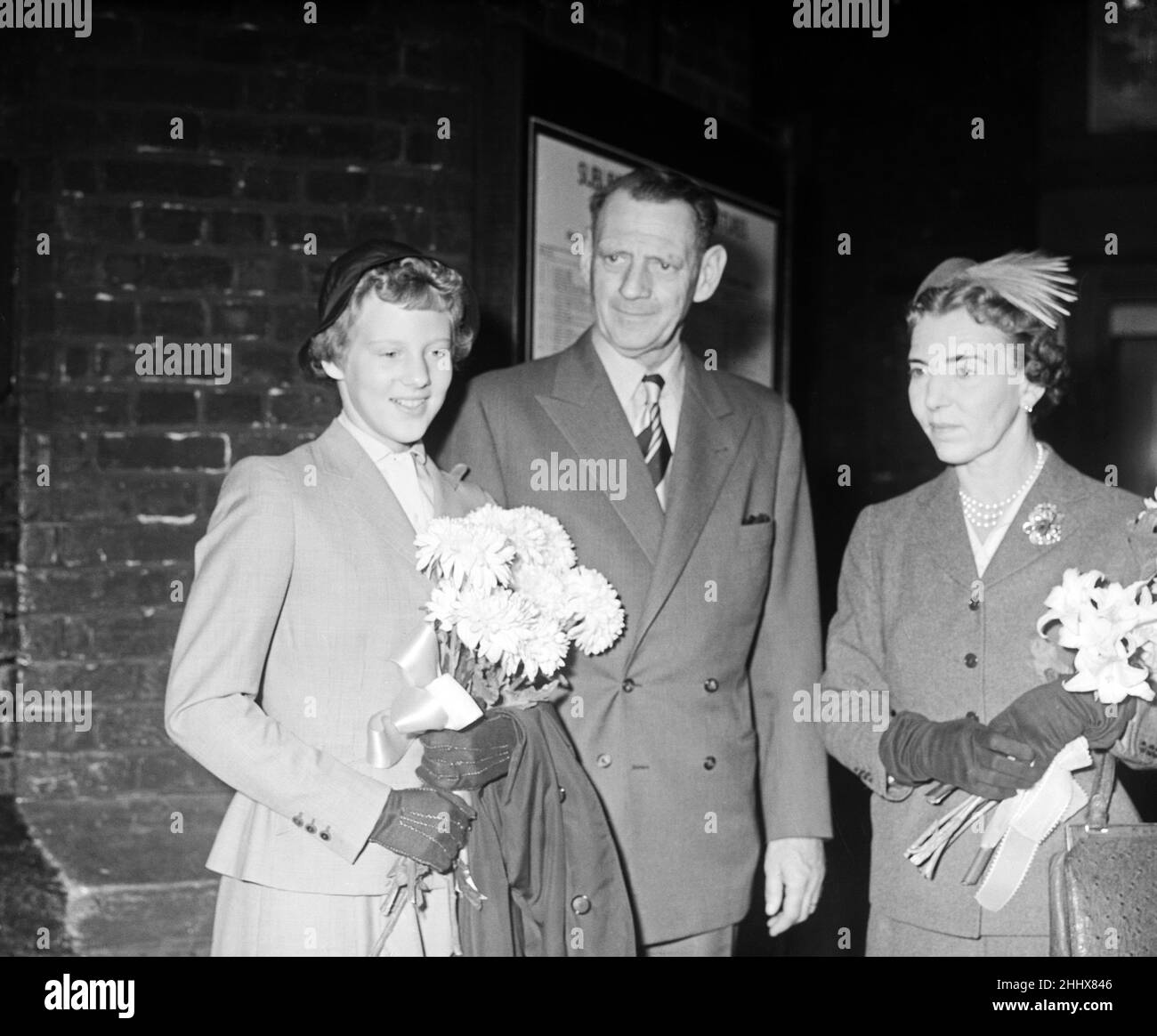 Die 15-jährige Prinzessin Margrethe von Dänemark, abgebildet mit ihrem Vater, König Frederik, und der Mutter Königin Ingrid von Dernmark. Prinzessin Margrethe, die die Thronfolgerin Dänemarks ist, wird in dieser Woche Schülerin an einer Privatschule in Bekshire werden. 18th. September 1955. Stockfoto