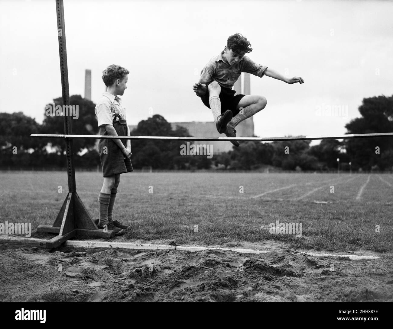 Auf der Battersea Athletic Track trainieren Kinder für Sport. Von links nach rechts Stanley Baldwin und Peter Saunders. 19th. August 1954. Stockfoto