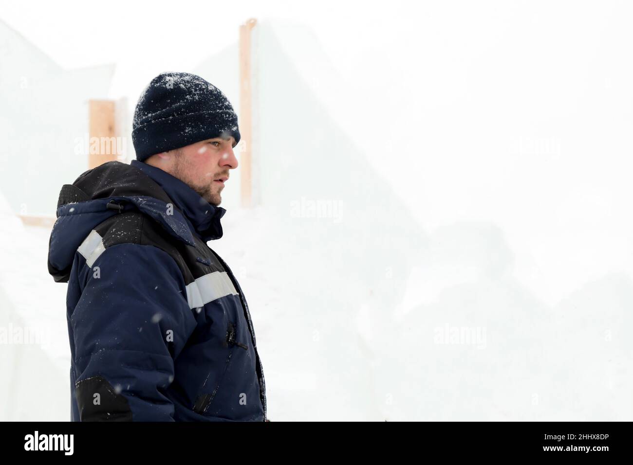 Portrait einer Assembler Arbeiter in einer Jacke mit Kapuze am Bau einer Ice Camp Stockfoto