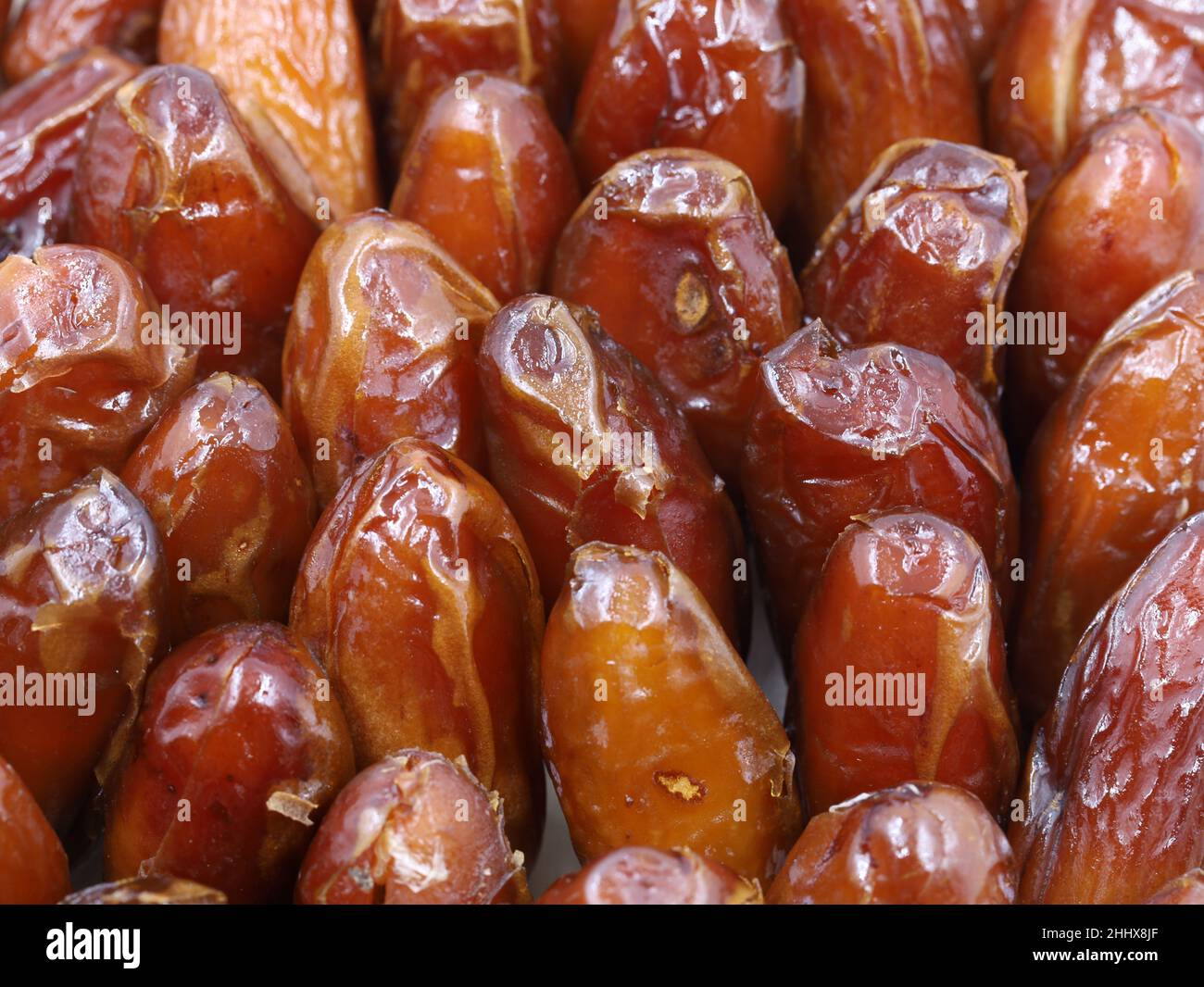 Oberfläche, Textur von ausgewählten getrockneten Datteln, natürliche orientalische Süßigkeiten Food Hintergrund Stockfoto