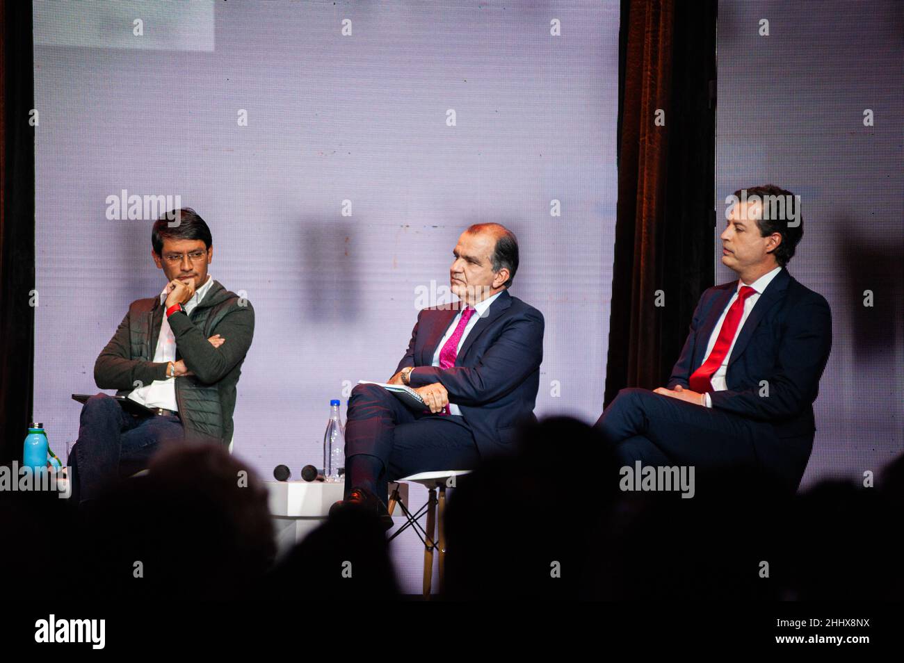 Bogota, Kolumbien am 25. Januar 2022. (Von links nach rechts) Kandidaten Camilo Romero von der Allianz „Pacto Historico“, Oscar Ivan Zuluaga von der politischen Partei „Centro Democratico“ und Juan Manuel Galan von der politischen Partei „Nuevo Liberalismo“ während der ersten Präsidentschaftskandidaten-Debatte in Bogota, Kolumbien, am 25. Januar 2022. Kredit: Long Visual Press/Alamy Live Nachrichten Stockfoto