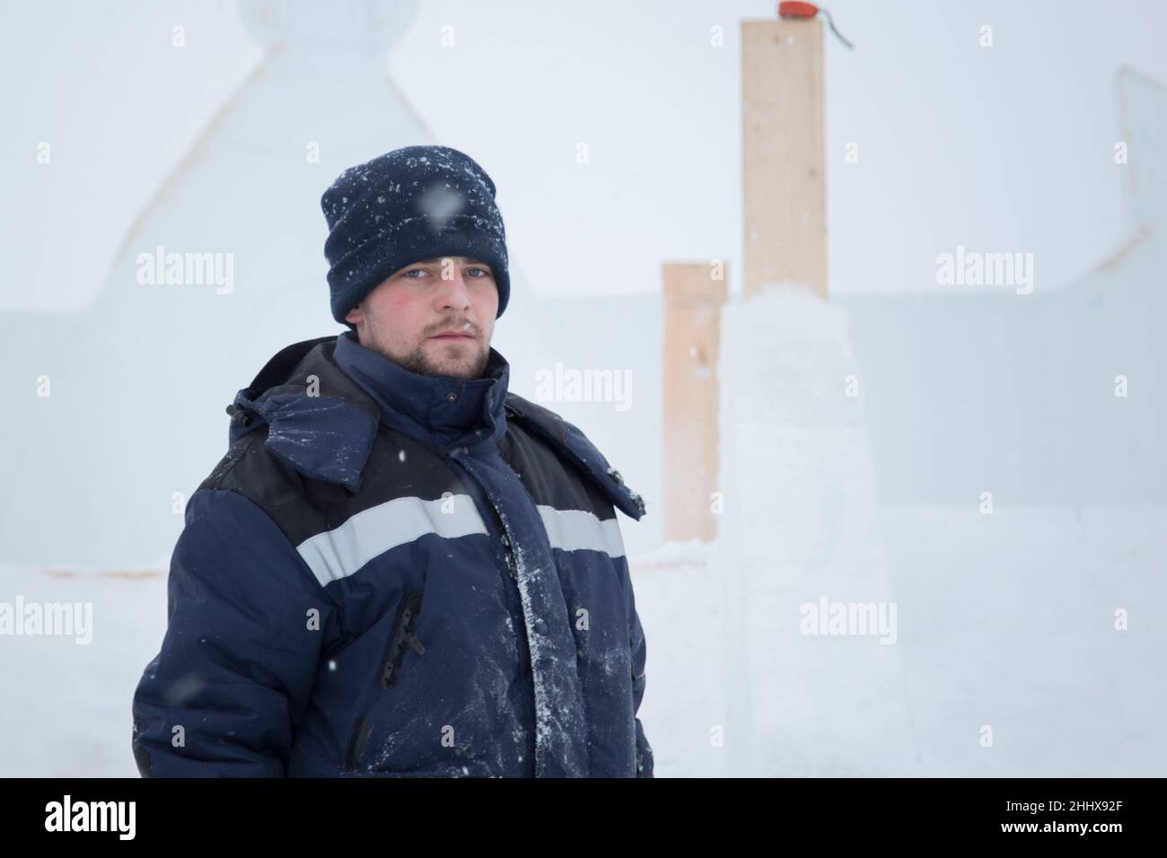 Portrait einer Assembler Arbeiter in einer Jacke mit Kapuze am Bau einer Ice Camp Stockfoto