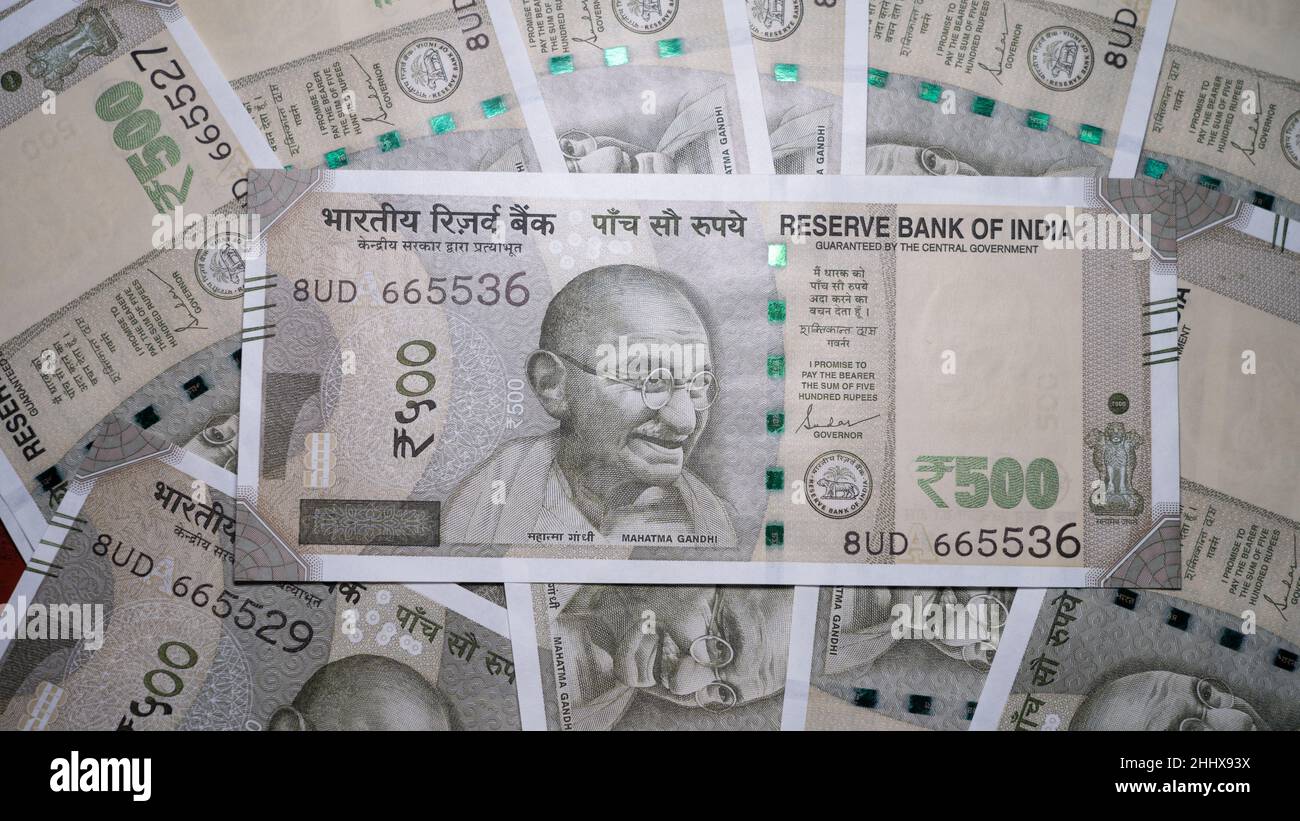 Ein Stapel von fünfhundert Rupien indischen Währungsscheinen. Stockfoto