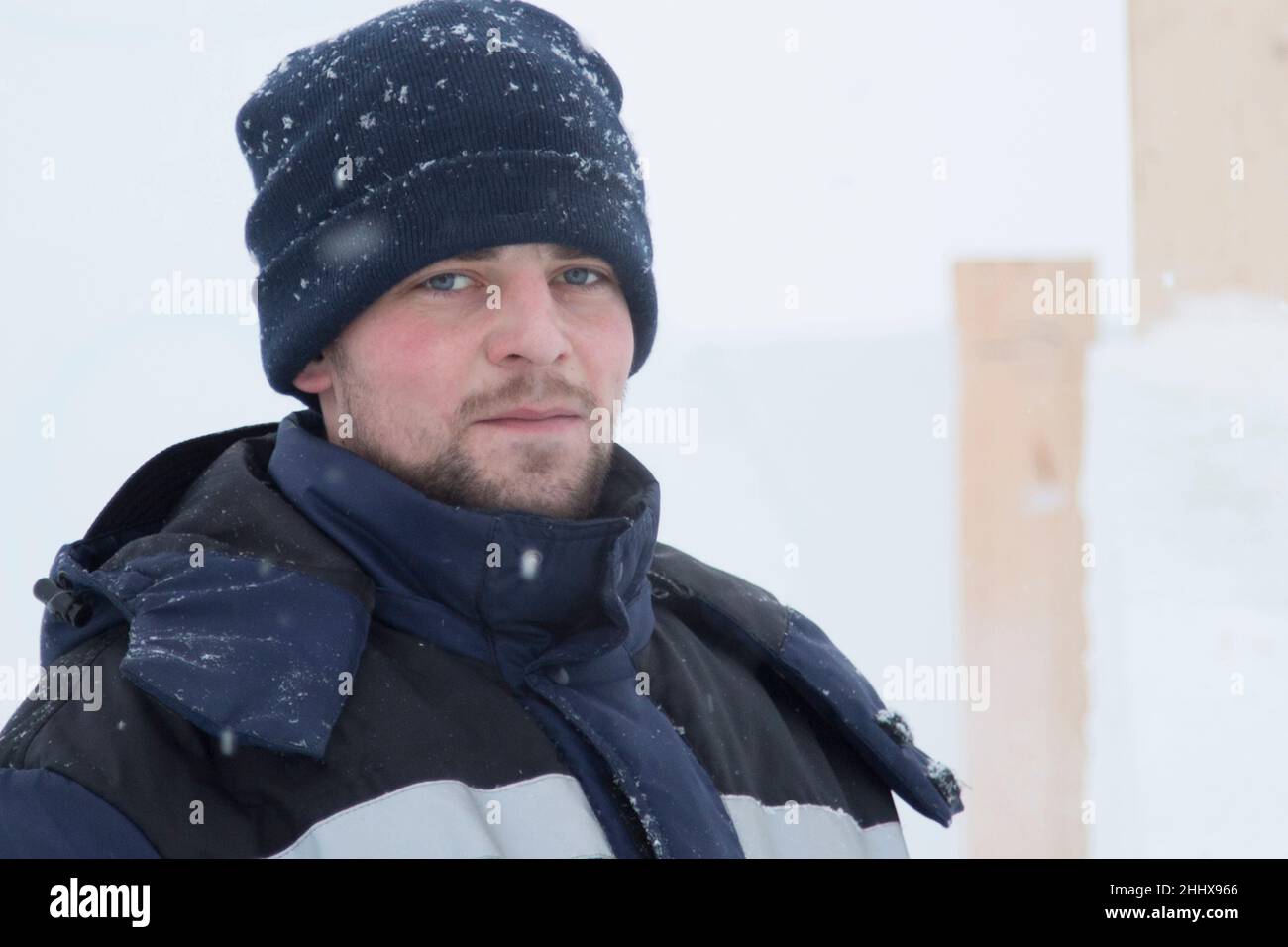 Portrait einer Assembler Arbeiter in einer Jacke mit Kapuze am Bau einer Ice Camp Stockfoto