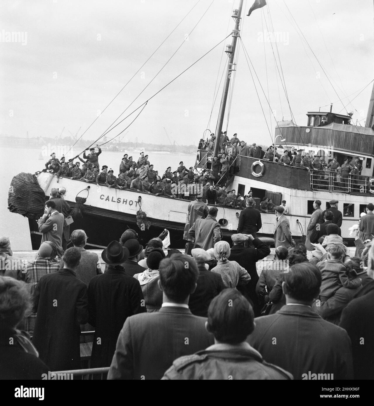 Britische Kriegsgefangene, Soldaten des Gloucester-Regiments, abgebildet bei ihrer Rückkehr nach England, nachdem sie aus Korea entlassen worden waren. Massen von Familienmitgliedern warten darauf, dass ihre Angehörigen in den Southampton Sheds aussteigen. 15th. Oktober 1953. Stockfoto