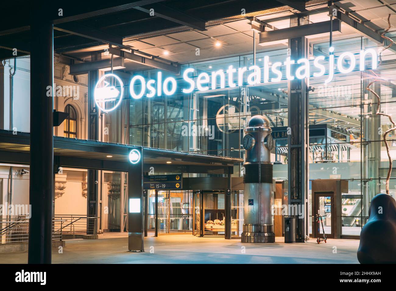 Oslo, Norwegen. Blick Auf Den Hauptbahnhof Von Oslo Bei Nacht. Stockfoto