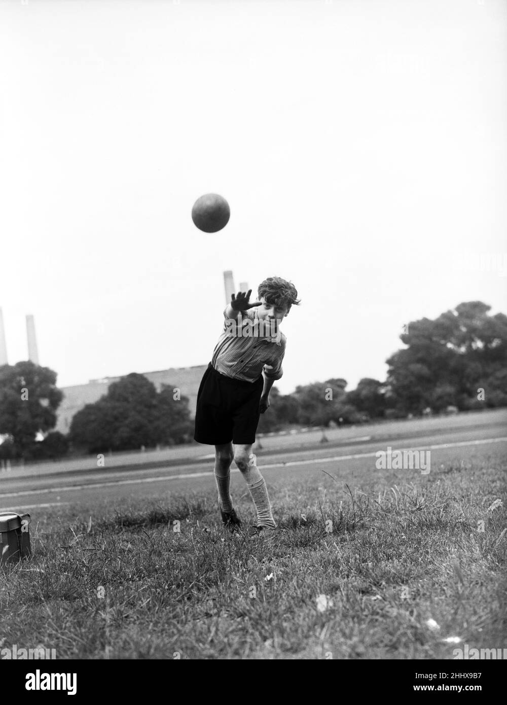 Peter Saunders trainiert auf der Battersea Athletic Track für Sport.19th. August 1954. Stockfoto