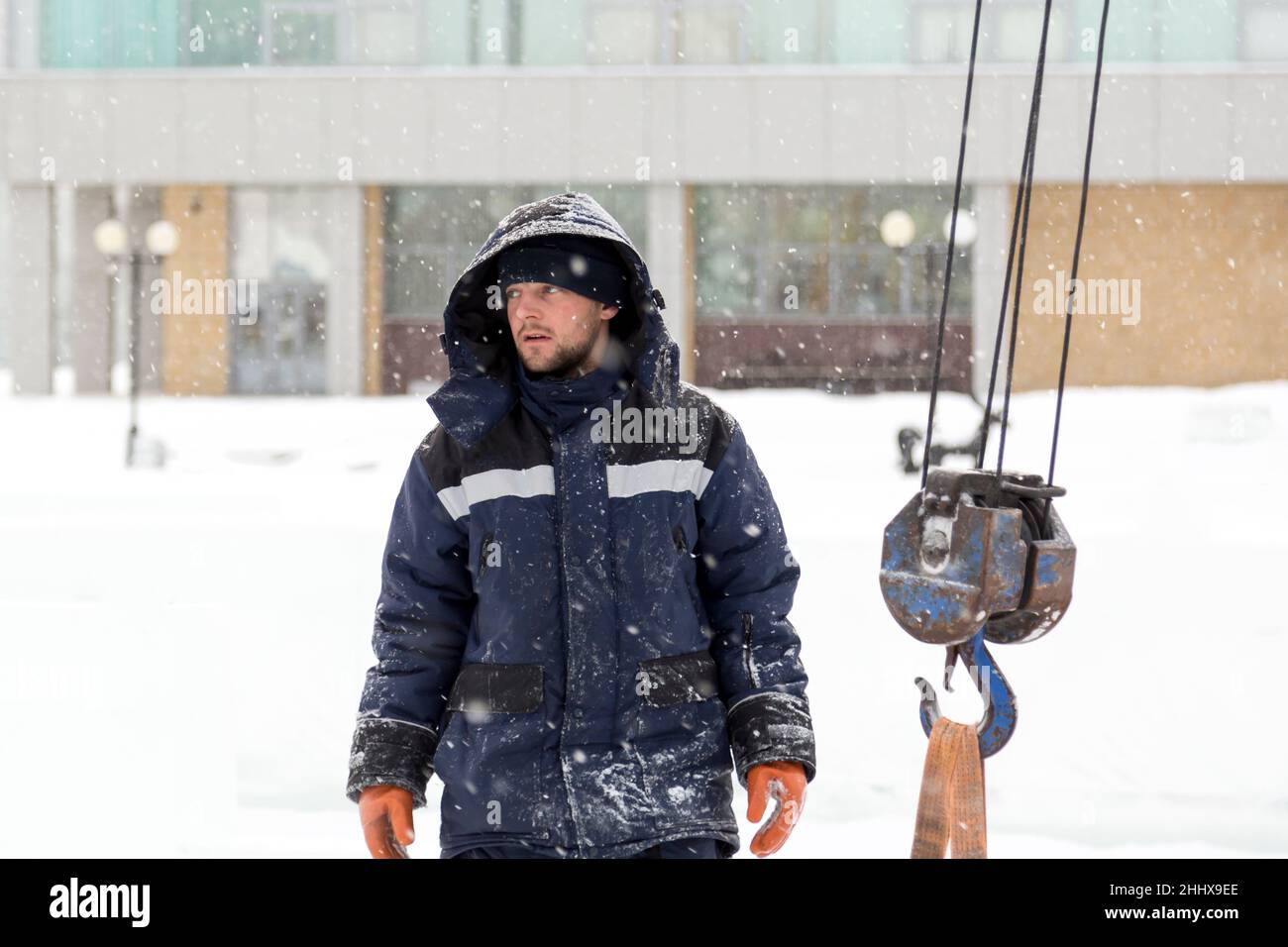Portrait einer Assembler Arbeiter in einer Jacke mit Kapuze am Bau einer Ice Camp Stockfoto