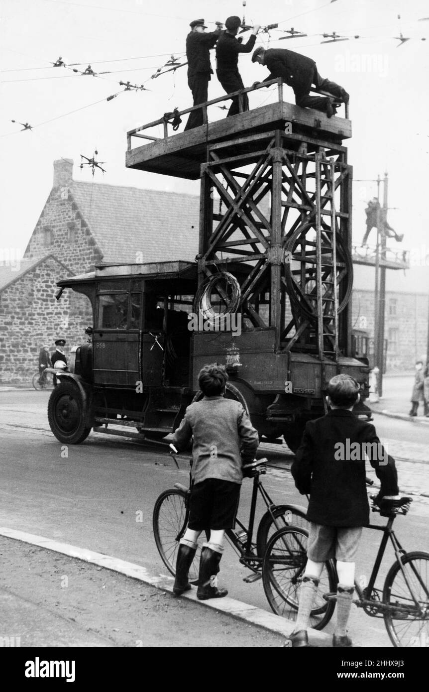 Das Ende der Zeile. Four Lane Ends, Newcastle, Tyne und Wear. Die Ingenieure arbeiteten die ganze Nacht hindurch, um die größte Umstellung in der Geschichte des öffentlichen Verkehrs in Newcastle zu vollenden. Aus gingen die Straßenbahnen und in kamen die neuen Trolleybusse. Für die beiden jungen Zuschauer war es packend. 31st. Oktober 1948. Stockfoto