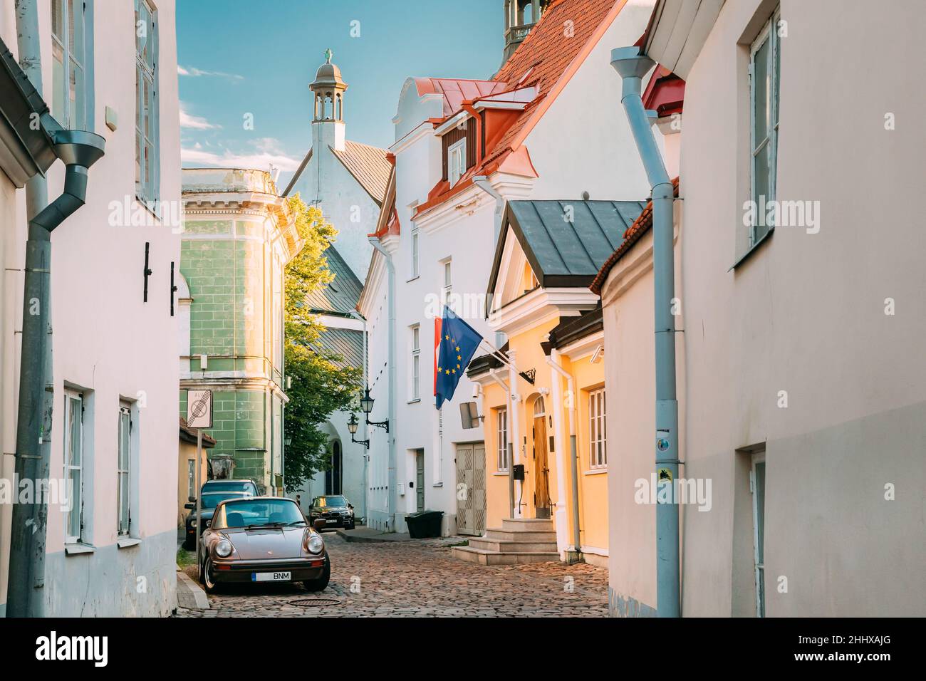 Porsche 930 Auto In Old Narrow Street Geparkt. Es handelt sich um einen Sportwagen, der von dem deutschen Automobilhersteller Porsche in den Jahren 1975-1989 hergestellt wurde Stockfoto