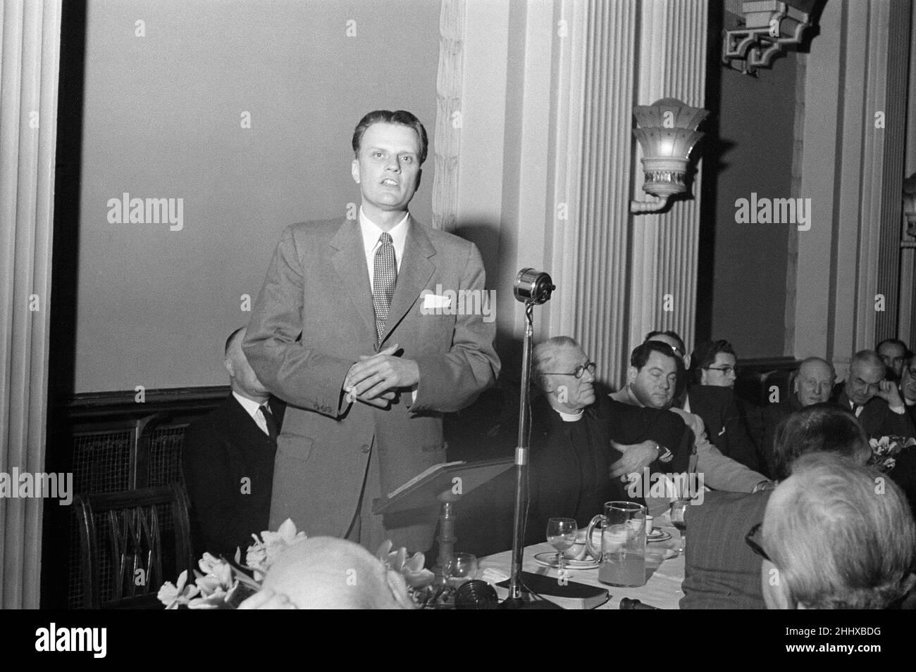 Der amerikanische Evangelist Billy Graham veranstaltet zu Beginn seines dreimonatigen Kreuzzugs in London einen Empfang für den Klerus im Café Royal in London. 26th. Februar 1954. Stockfoto