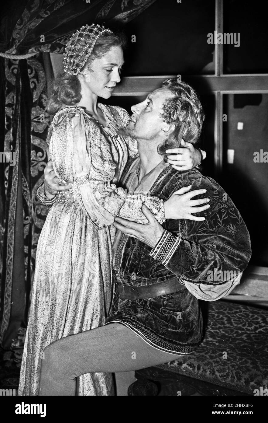 Der Schauspieler Andrew Osborn und die Schauspielerin Sheila Shand Gibbs spielen im Fernsehstück „der Mann“.das Stück, das auf einer Geschichte von Robert H. Webber basiert, spielt Ende des 15th. Jahrhunderts in Mailand, Mantua und Genua. 17th. April 1949. Stockfoto