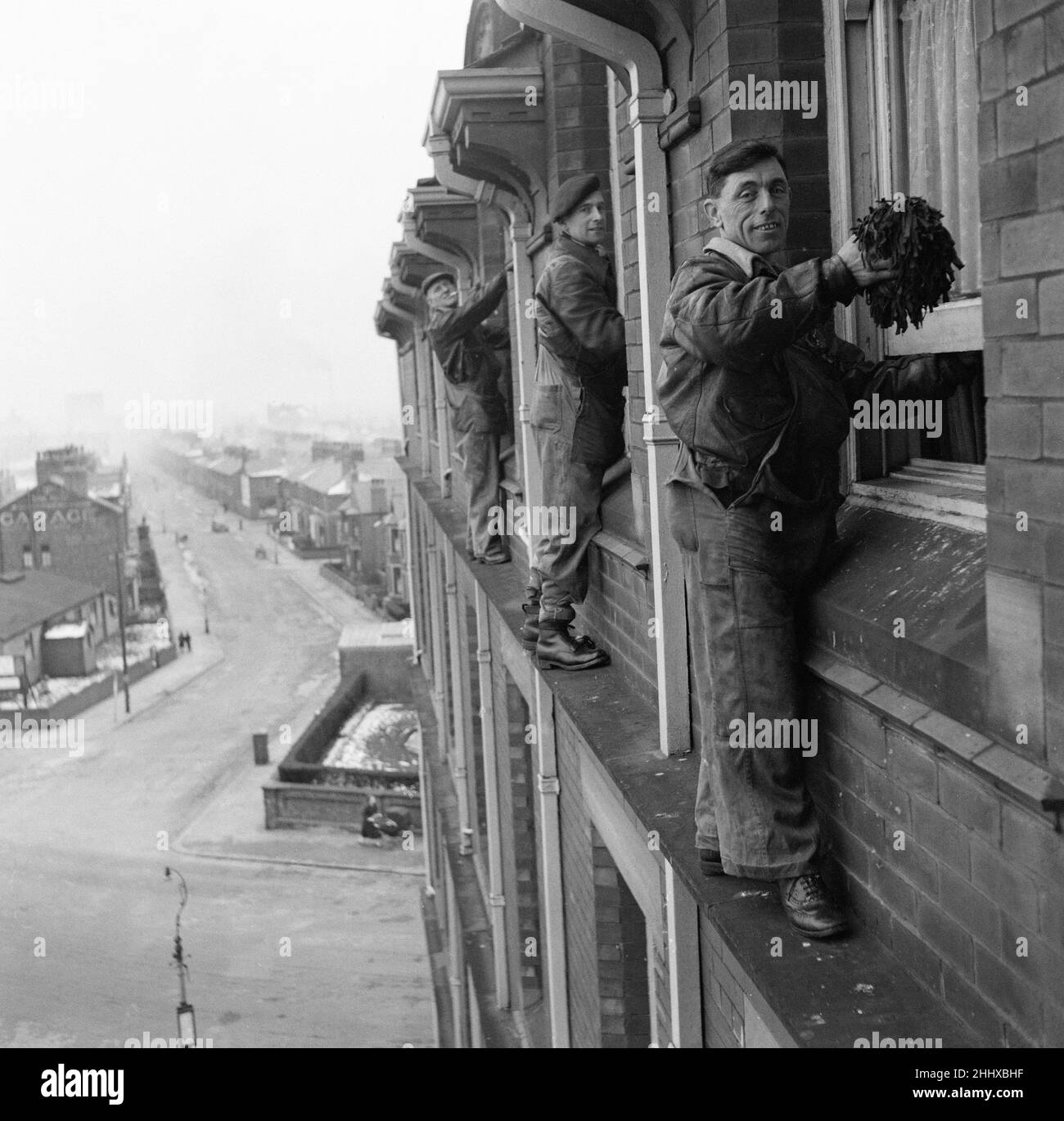 Fensterputzer bei der Arbeit. 10th. Februar 1954. Stockfoto