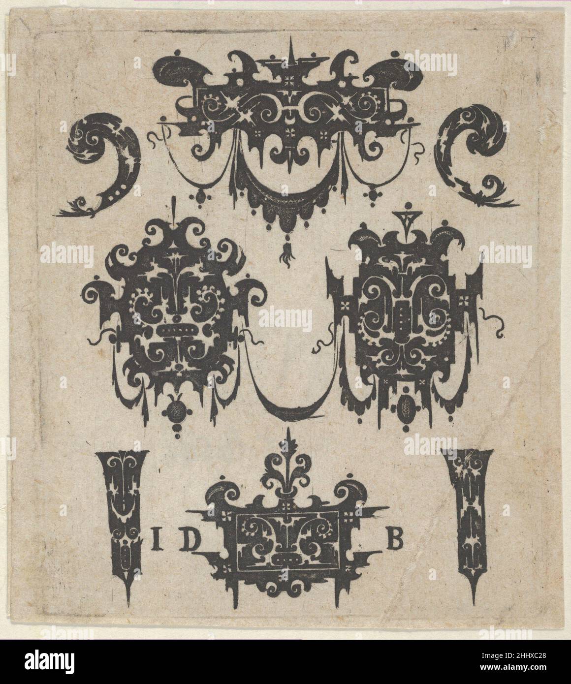 Schwarzarbeit-Druck mit vier Shweifwerk-Motiven, verziert mit Swag, kombiniert mit vier kleinen Filets 1592–1604 Hans de Bull Deutscher Schwarzarbeit-Druck mit horizontaler Platte oben und unten und zwei Escutcheon-förmigen Motiven in der Mitte. Die untere Verkleidung wird von Ringeinfassungen flankiert, oben befinden sich zwei nach außen gerichtete C-förmige Motive. Aus einer Serie von sechs Platten. Schwarzarbeit-Druck mit vier Shweifwerk-Motiven verziert mit Swag kombiniert mit vier kleinen Filets 425409 Stockfoto
