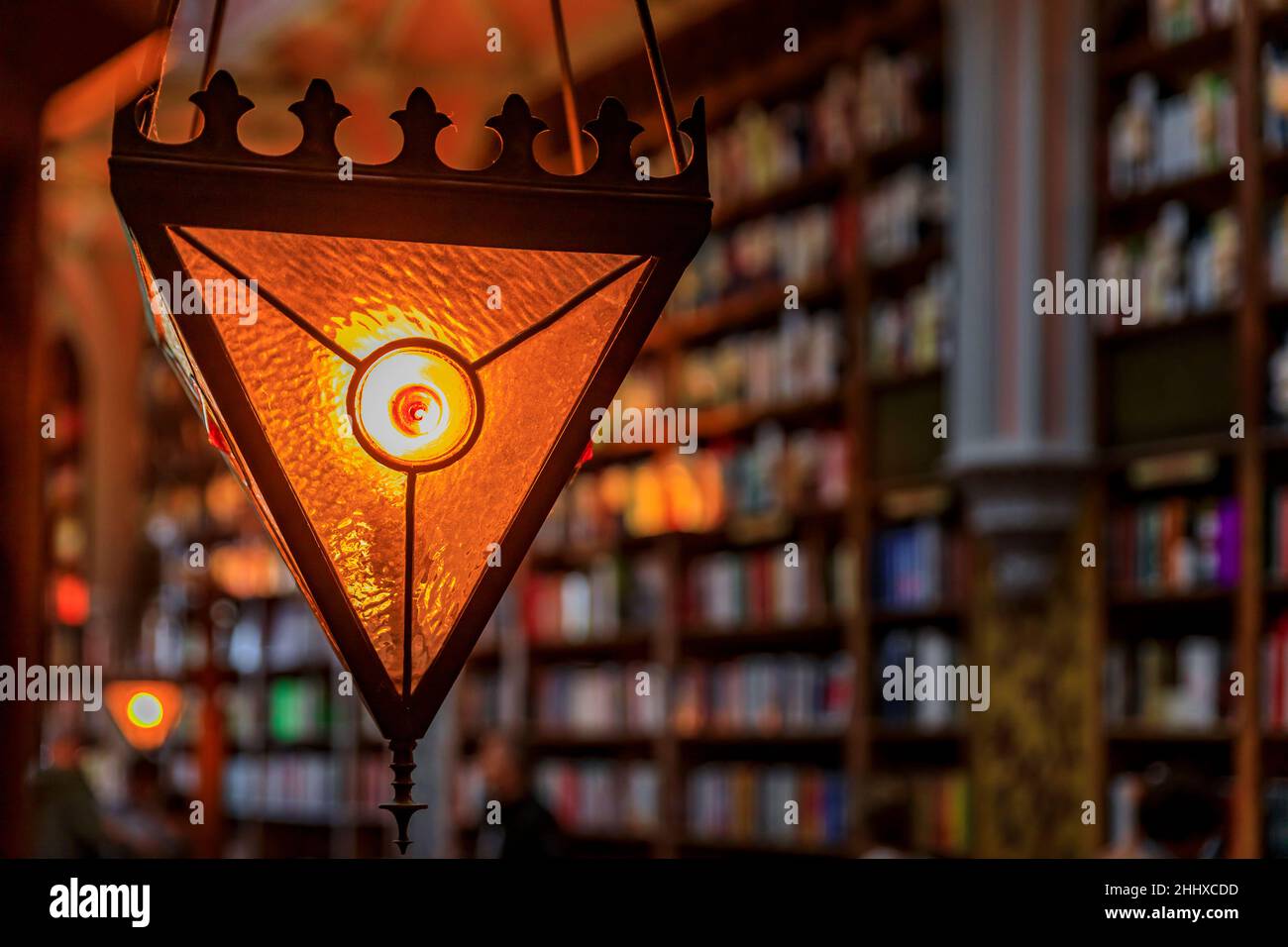 Porto, Portugal - 30. Mai 2018: Art déco-Leuchte in der exquisit dekorierten Buchhandlung Livraria Lello und Irmao in einem neugotischen Gebäude aus dem Jahr 1906 Stockfoto