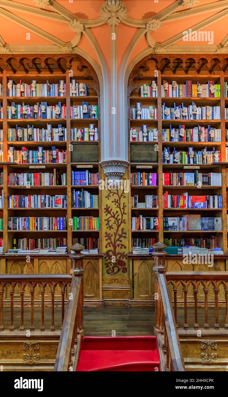Porto, Portugal - Mai 30 2018: Bücherregale und eine Treppe in der exquisit dekorierten Buchhandlung Livraria Lello und Irmao in einem neugotischen Gebäude Stockfoto