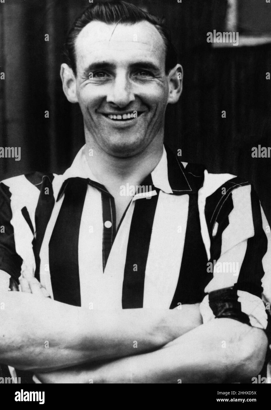 Frank Brennan war eine harte Mittelhälfte, die 7.500 von Airdrieonians für 1946 nach Newcastle United zog. Im August 1946 debütierte er für den Club gegen Millwall und trat zwischen 1946 und 1956 351 Mal bei den Elstern auf.Brennan wechselte nach seinem Ausscheiden in die Geschäftsführung, zunächst bei North Shields zwischen 1956 und 1962, dann in Singapur und Trinidad. 1967 kehrte er zu North Shields zurück und half ihnen beim Sieg im FA Amateur Cup 1969. Im August 1971 wurde er zum Manager von Darlington ernannt, blieb aber nur drei Monate in der Position, bevor er zu South Shields wechselte Stockfoto