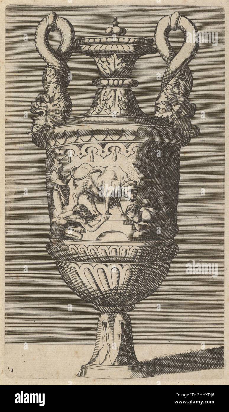 Vase mit der Verehrung eines Stiers 17th Jahrhundert (spät) ursprünglich von René Boyvin Französische Darstellung einer Vase mit zwei Griffen. Die Vase wird von einem Fries karakterisiert, in dem verschiedene Figuren vor einem Stier knien und ihn anbeten. Der Druck ist Teil einer Serie von 12 Vasen, die angeblich von Rosso Fiorentino und Polidoro da Caravaggio entworfen und zunächst von René Boyvin graviert und veröffentlicht wurden. Die aktuelle Serie wurde erstmals bei Claes Jansz veröffentlicht. Visscher im frühen siebzehnten Jahrhundert und später auch von Frederik de Wit.. Vase mit der Verehrung eines Bullen 419130 Stockfoto
