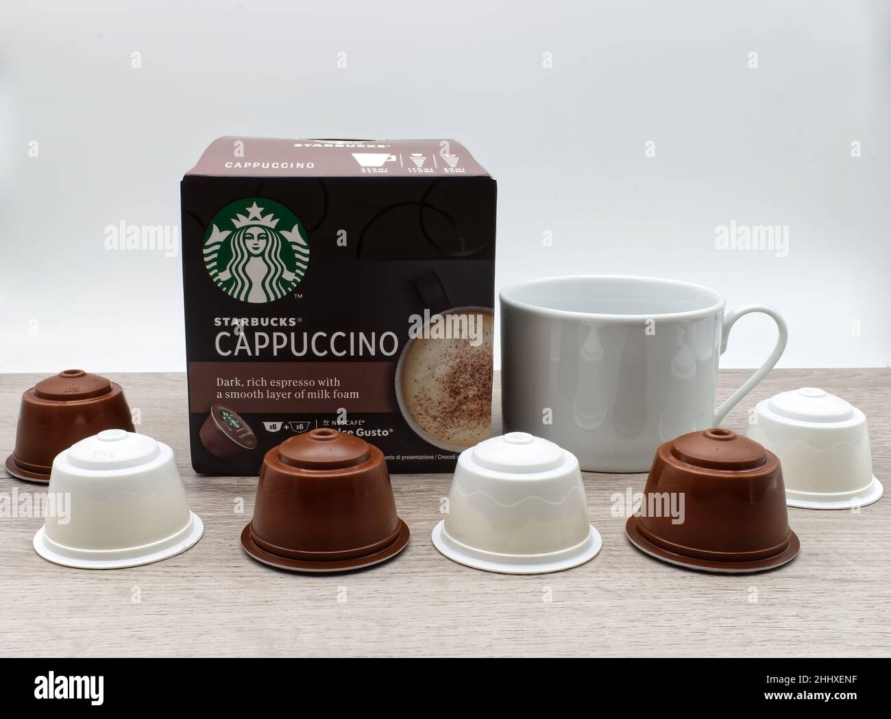 Starbucks Kapsel Cappuccino isoliert auf Holztisch Stockfoto