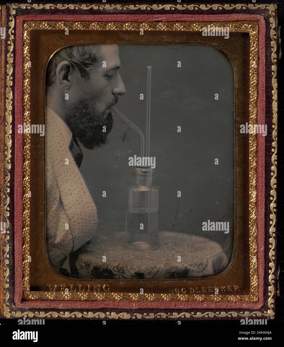 James Hyatt inhaliert Chlorgas 1850–55 Peter Welling American Zwischen 1850 und 1859 Betrieb Welling ein Porträtstudio mit Daguerreotyp in der 226 Bleecker Street in New York City. Dieser Daguerreotyp (ein einzigartiges Silberbild auf einer Kupferplatte) von James Hyatt diente als Grundlage für eine Gravur in seinem Schulbuch für Schüler, „die Elemente der Chemie“ (1855). Laut Hyatt wird Chlorgas „medizinisch bei Lungenerkrankungen eingesetzt. In diesem Fall wird es am besten aus einer äußerst verdünnten wässrigen Lösung inhaliert, indem es mit dem Mund in einem einfachen Gerät am Schlauch gezogen wird“. Stockfoto