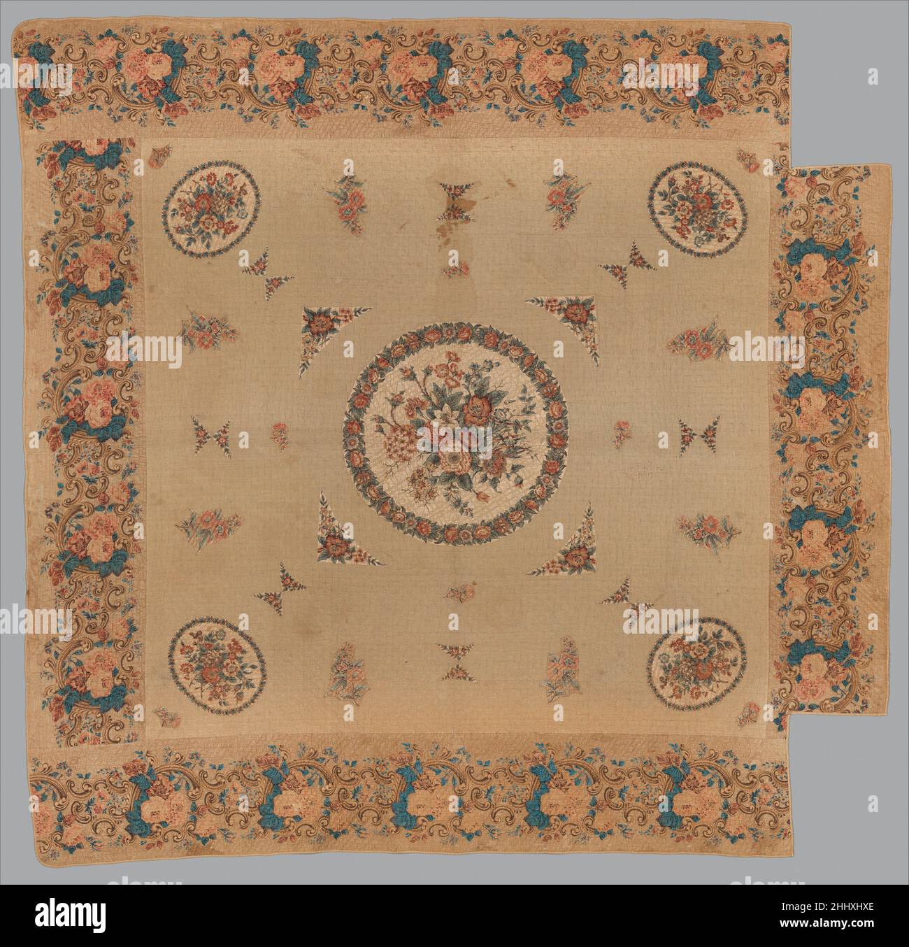 Chintz appliquéd Quilt ca. 1820–30 American das Quilt-Oberteil, die Bindung und der Rücken sind aus weißem Leinenstoff gefertigt. Das Oberteil ist mit Chintz-Applikationen und einer Chintz-Bordüre verziert. Das zentrale florale Medaillon und die vier Eckovalen sind in den Farbtönen Rosa, Rot, Braun und Blau-Grün gedruckt. Der Chintz-Rand ist mit Rosen auf einem Vermicelli-Hintergrund bedruckt. Es gibt feine Doppelschalen gesteppt im zentralen Bereich und parallele diagonale Linien gesteppt in der Grenze.. Chintz appliquéd Quilt 13874 Stockfoto