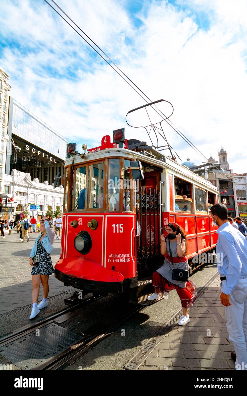 Nostalgische Straßenbahn in Taksim. Menschen und Straßenbahn. Symbol von Istanbul. Istanbul Türkei - 9.6.2021 Stockfoto
