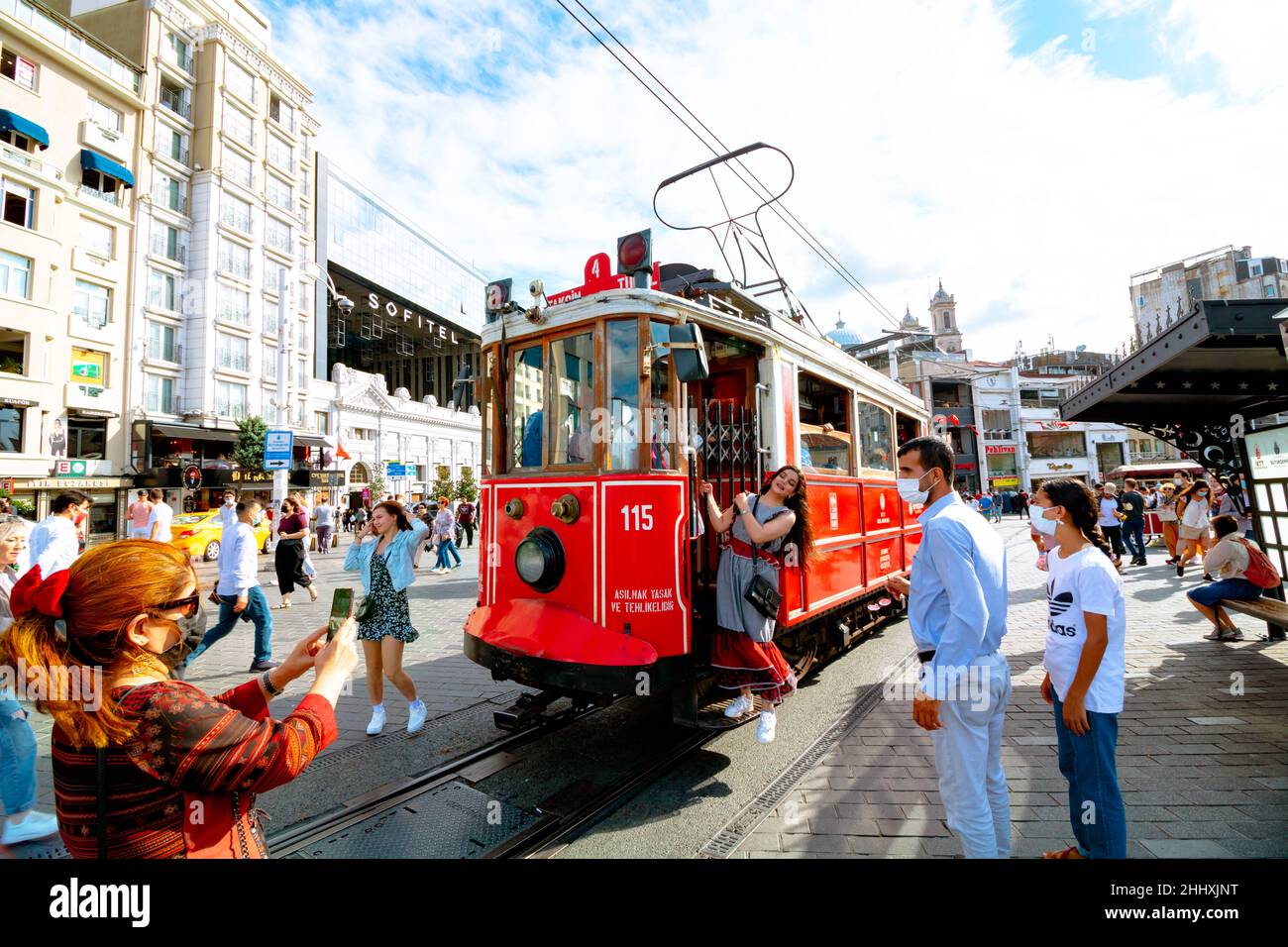 Istanbul. Touristen, die mit der nostalgischen Straßenbahn auf dem Taksim-Platz Fotos machen. Reise in die Türkei Hintergrundbild. Istanbul Türkei - 9.6.2021 Stockfoto