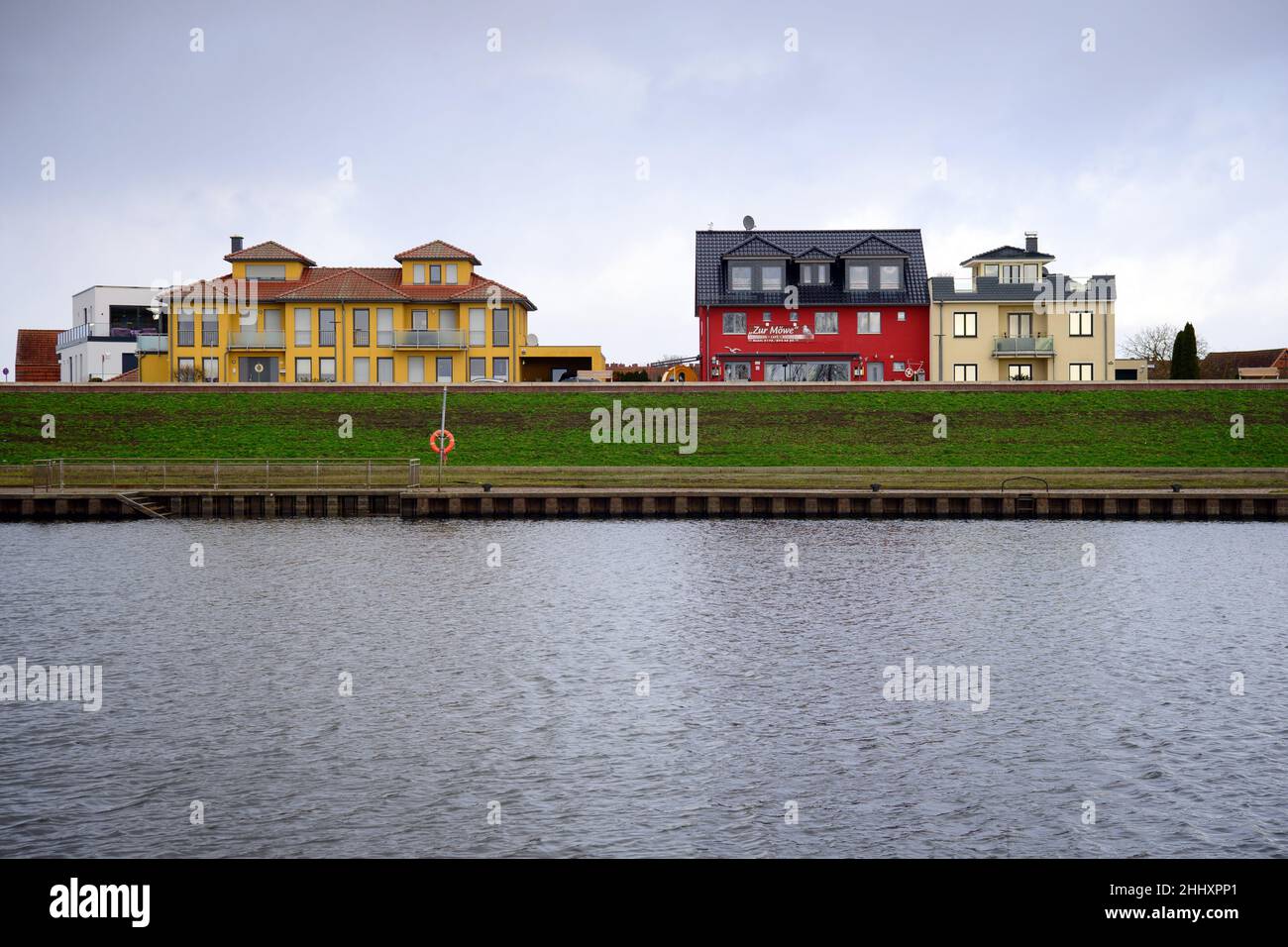 17. Januar 2022, Brandenburg, Wittenberge: Am Elbufer in der Nähe der Pension zur Möwe wurde ein bewachsener Elbdeich errichtet. Die Vorarbeiten für den Hochwasserschutz und den Straßenausbau im Bereich der Elbstraße wurden 2019 begonnen. Das Hochwasserschutzsystem wurde 2021 fertiggestellt und erhöht die Sickerlichkeit der Altstadt mit Zugang zum Nedwigshafen und den Räumlichkeiten der Wasser- und Schifffahrtsbehörde. Im Katastrophenfall kann eine mobile Hochwasserschutzwand errichtet werden, die vor Überschwemmungen bis zu einer Höhe von 7,99 Metern schützt. Foto: Soeren Sache/dpa-Zentrum Stockfoto