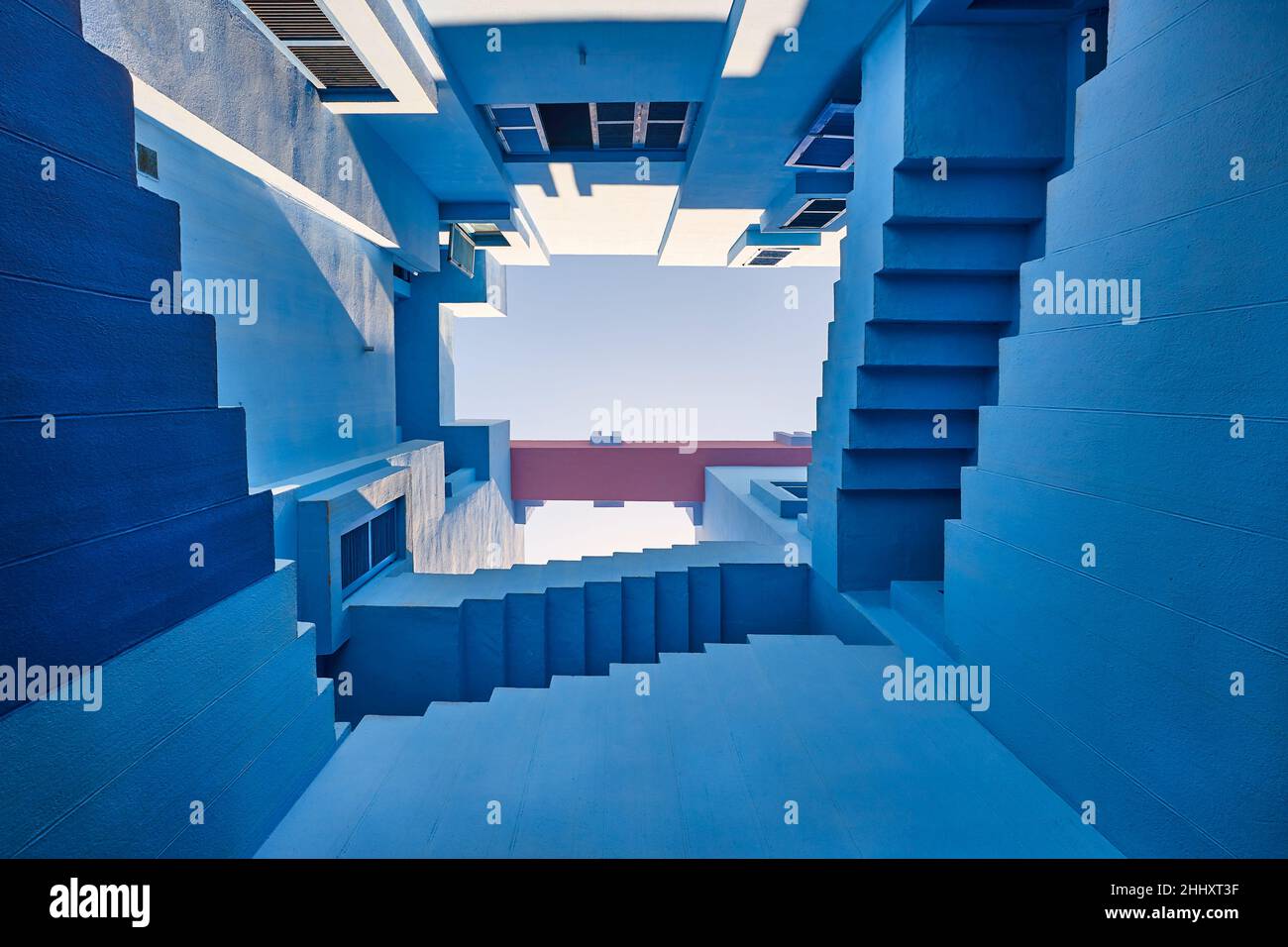 Geometrisches Gebäude im Innenbereich in Blautönen. Kalk. Alicante, Spanien Stockfoto