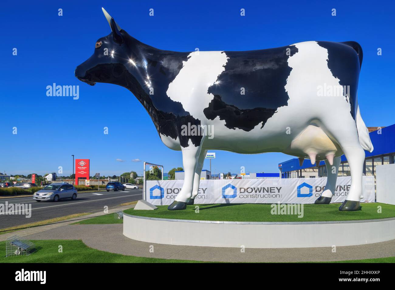 Die 'Morrinsville Mega Cow', auch bekannt als 'Mabel', eine riesige Fiberglas-Statue einer Kuh in Morrinsville, Neuseeland Stockfoto