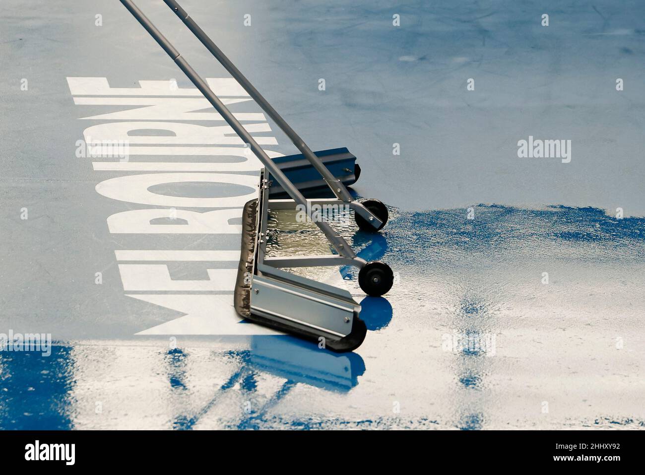Melbourne, Australien. 26th Januar 2022. Tennis: Grand Slam - Australian Open. Regenwasser wird von einem Platz im Melbourne Park entfernt. Quelle: Frank Molter/dpa/Alamy Live News Stockfoto