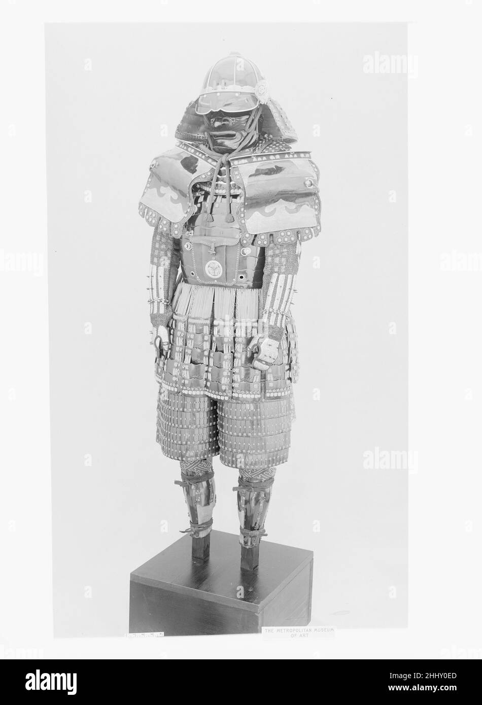 Rüstung (Gusoku) 19th Jahrhundert Japanisch Ein Gusoku ist ein 'kompletter Satz' von Rüstung und ist der gebräuchliche Name für einen Rüstungsstil, der in der späten Muromachi-Periode (1392–1573) entwickelt wurde. Rüstung (Gusoku) 25588 Stockfoto