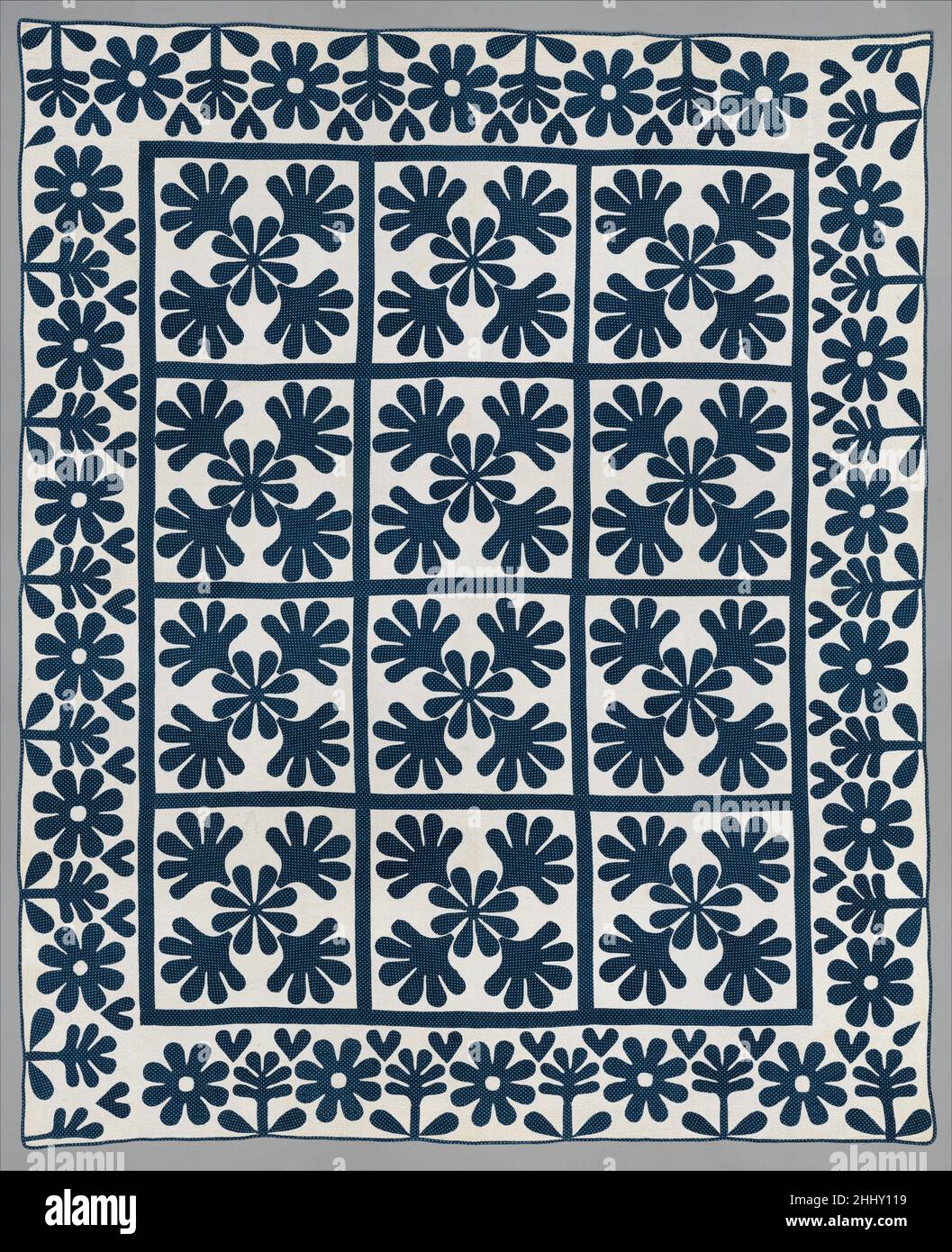 Quilt, Eichenblatt Muster ca. 1860 American das schlichte weiße Baumwollgewebe-Oberteil dieser Quilt ist mit einer dunkelblauen Baumwolle mit einer kleinen weißen Figur bedruckt appliziert. Die zwölf Eichenblattblöcke werden durch eine Verschneiung aus demselben blauen Stoff getrennt, und der breite Rand ist mit Herzen und Blumen verziert. Der blaue Stoff wird auch für die Randbindung verwendet. Der Rücken ist aus einfarbiger, weiß gewebter Baumwolle. Das Stück ist fein gesteppt entlang der Ränder der applizierten Eichenblätter und Randfiguren und in parallelen Linien nach den Umrissen der Figuren in den weißen Bereichen. Quilt, Eichenblatt-Muster. Amerikanisch Stockfoto