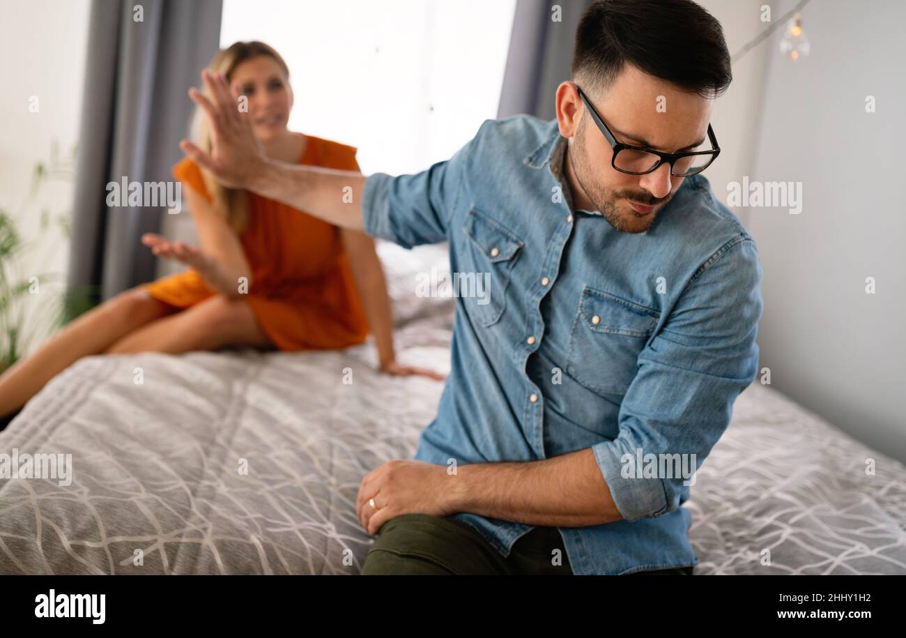 Frustriertes Paar, das argumentiert und Eheprobleme hat. Enttäuscht von der Liebe. Konzept für Scheidung. Stockfoto