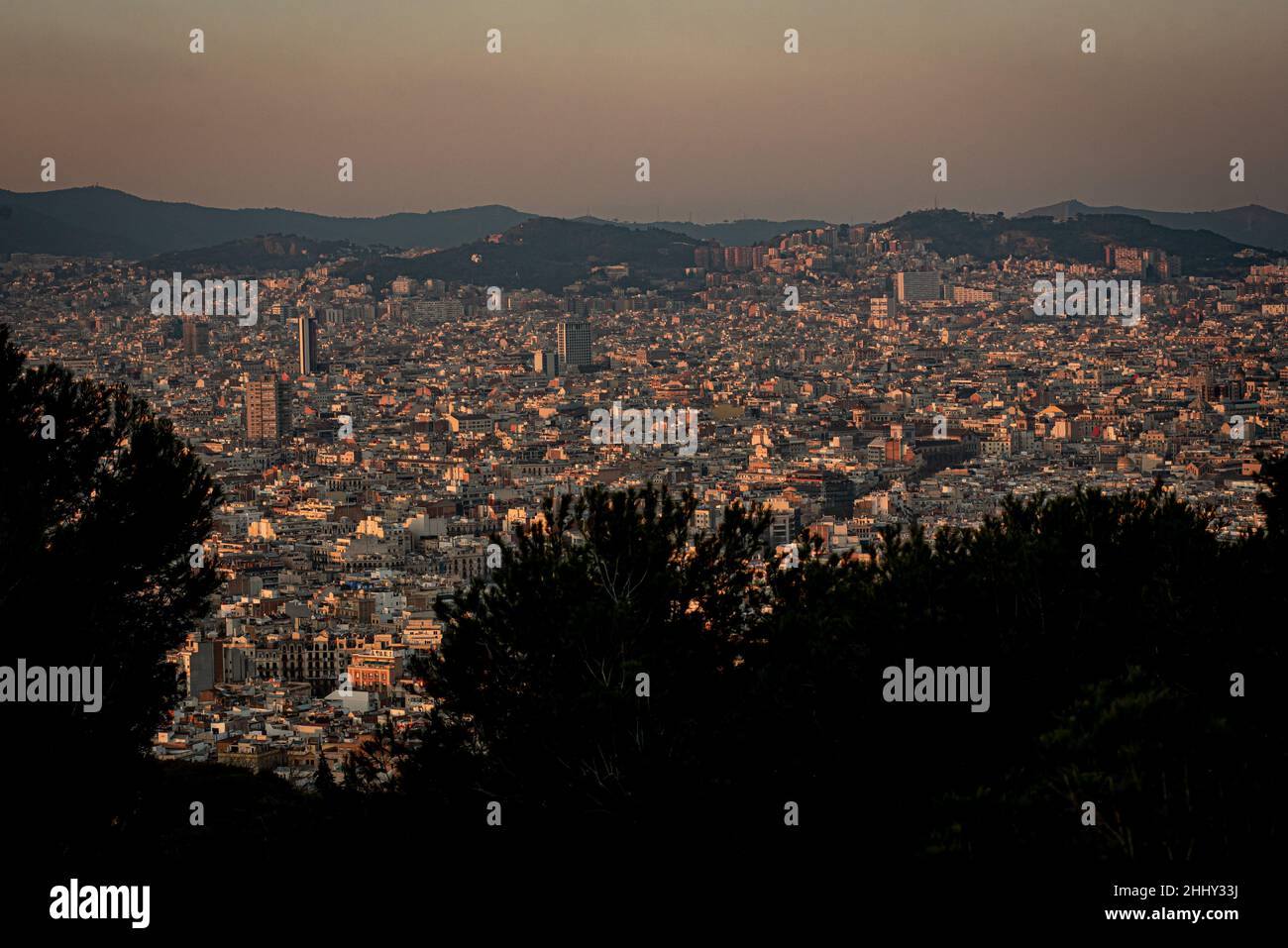 Gebäude bei Sonnenuntergang in der Stadt Barcelona. Stockfoto