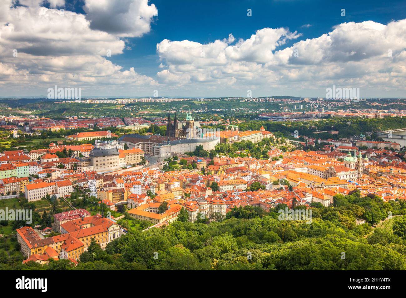 Blick auf die Skyline der Prager Burg und der Umgebung, Tschechien, Europa. Stockfoto