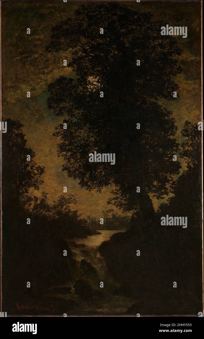 A Waterfall, Moonlight von 1886 Ralph Albert Blakelock Dieses Gemälde wurde 1886 in der Ausstellung der National Academy of Design gezeigt und ist ein schönes Beispiel für Blakelocks reifen Malstil. Obwohl es Elemente enthält, die typisch für den Stil des Künstlers sind - verallgemeinerte und silhouettierte Formen, glühendes Mondlicht und dicke Farbe - ist es im Vergleich besonders stark und subtil. Das Laub, das den Rand der Leinwand umrahmt, spiegelt die unregelmäßigen Konturen des Baumes so sehr wider, dass die Formen fast ineinander greifen können. Die Pinselführung ist mit Pigment locker appiert, um eine reiche CO zu schaffen variiert Stockfoto